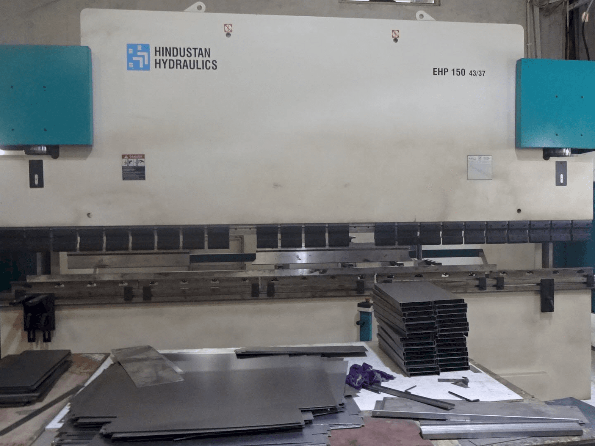 Widok z przodu maszyny Hindustan Hydraulics EHP 150