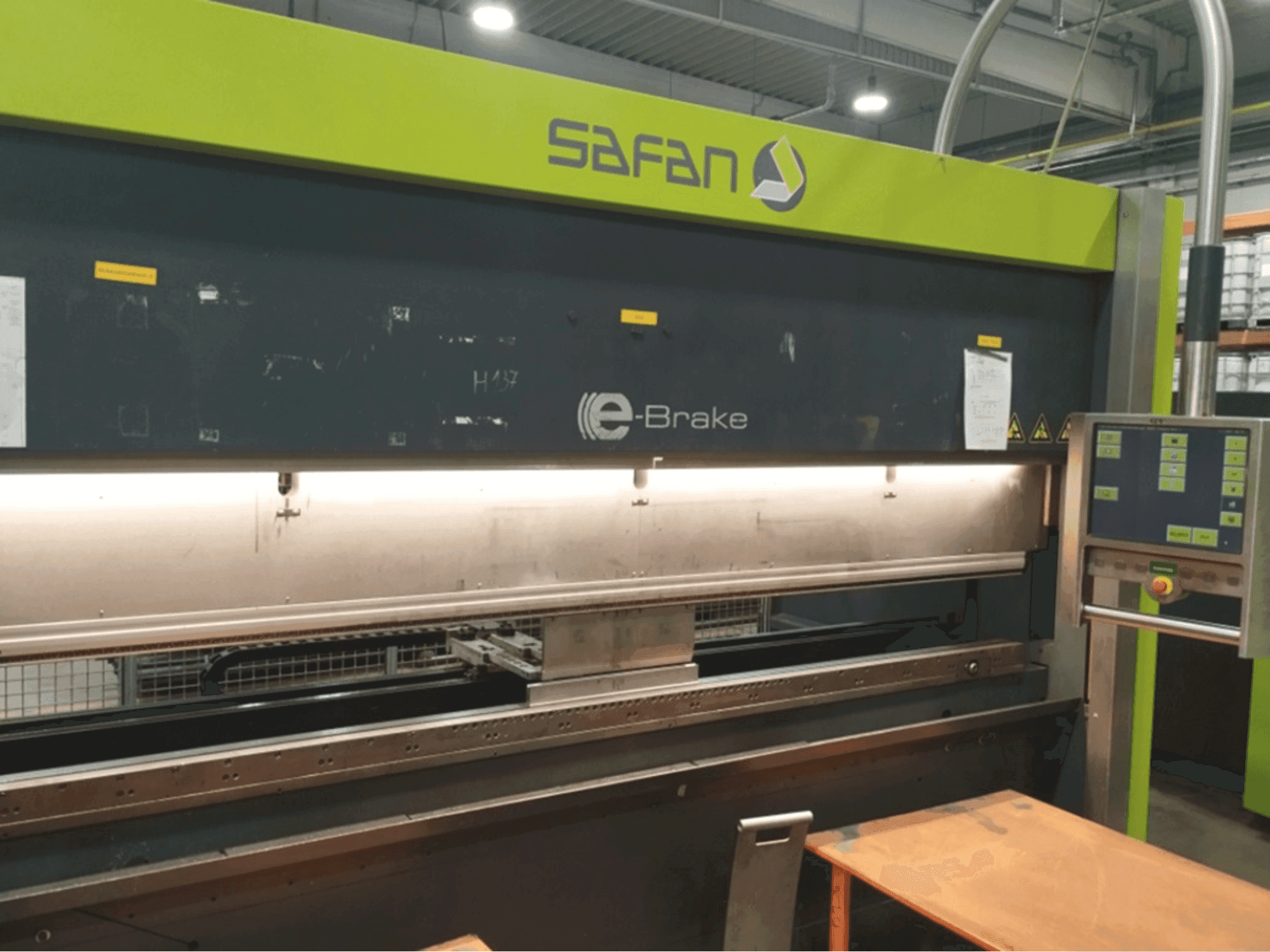 Widok z przodu maszyny Safan SAFAN E-BRAKE 100-3100