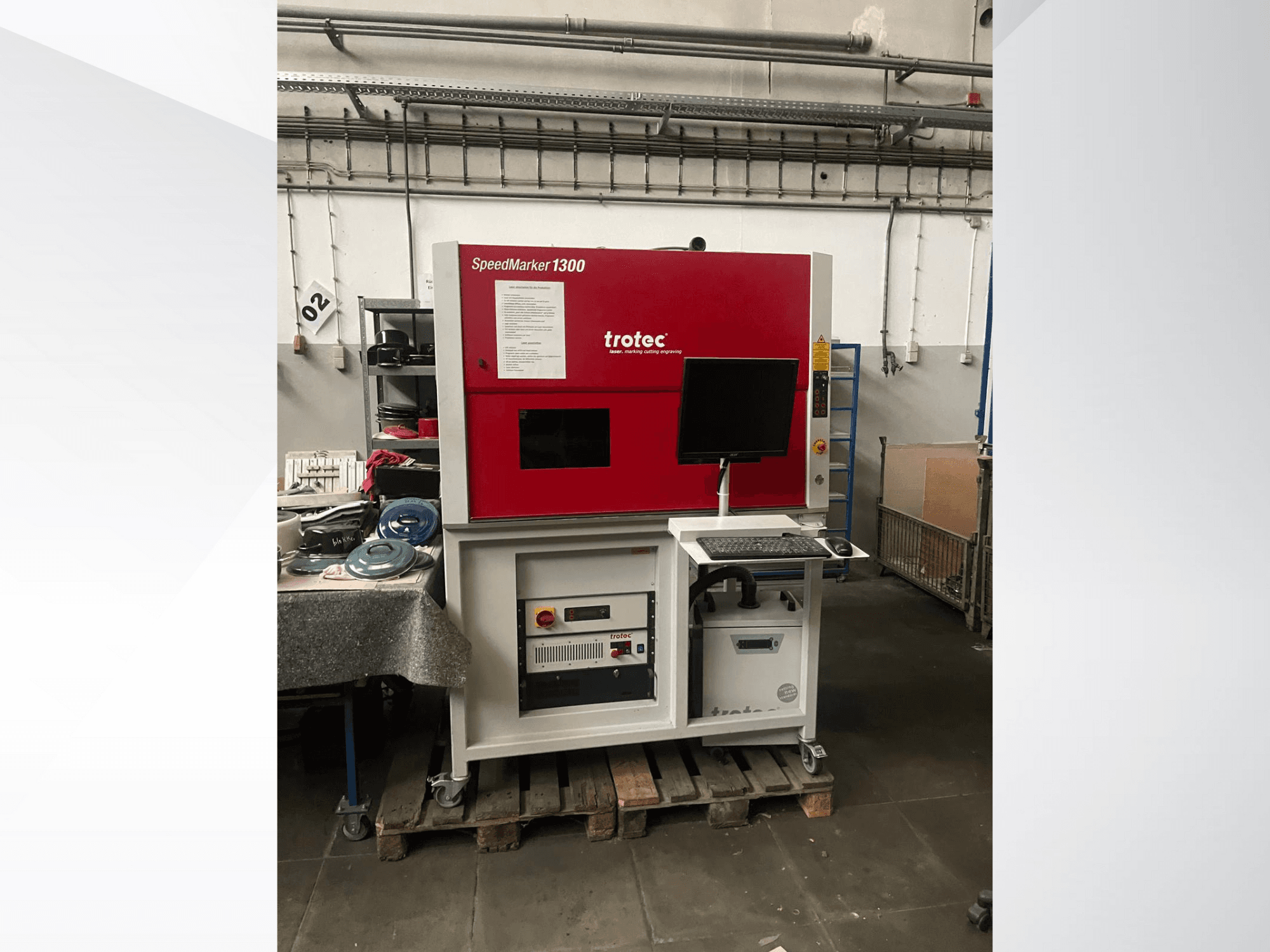 Maszyna do grawerowania laserowego Trotec SpeedMarker 1300, widok z przodu, z widocznym monitorem, klawiaturą i elementami sterowania technicznego.