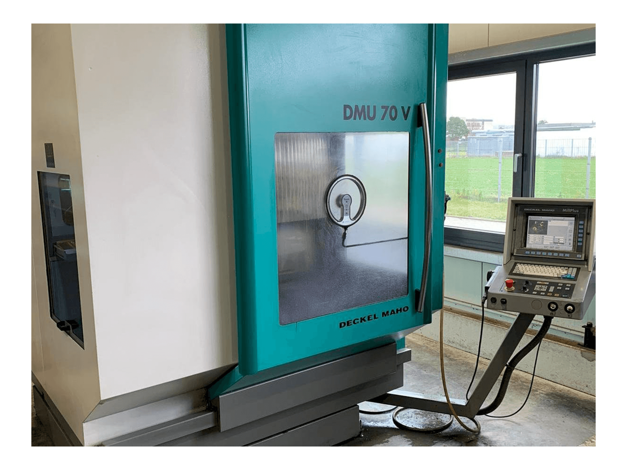 Widok z przodu maszyny DECKEL MAHO DMU 70V