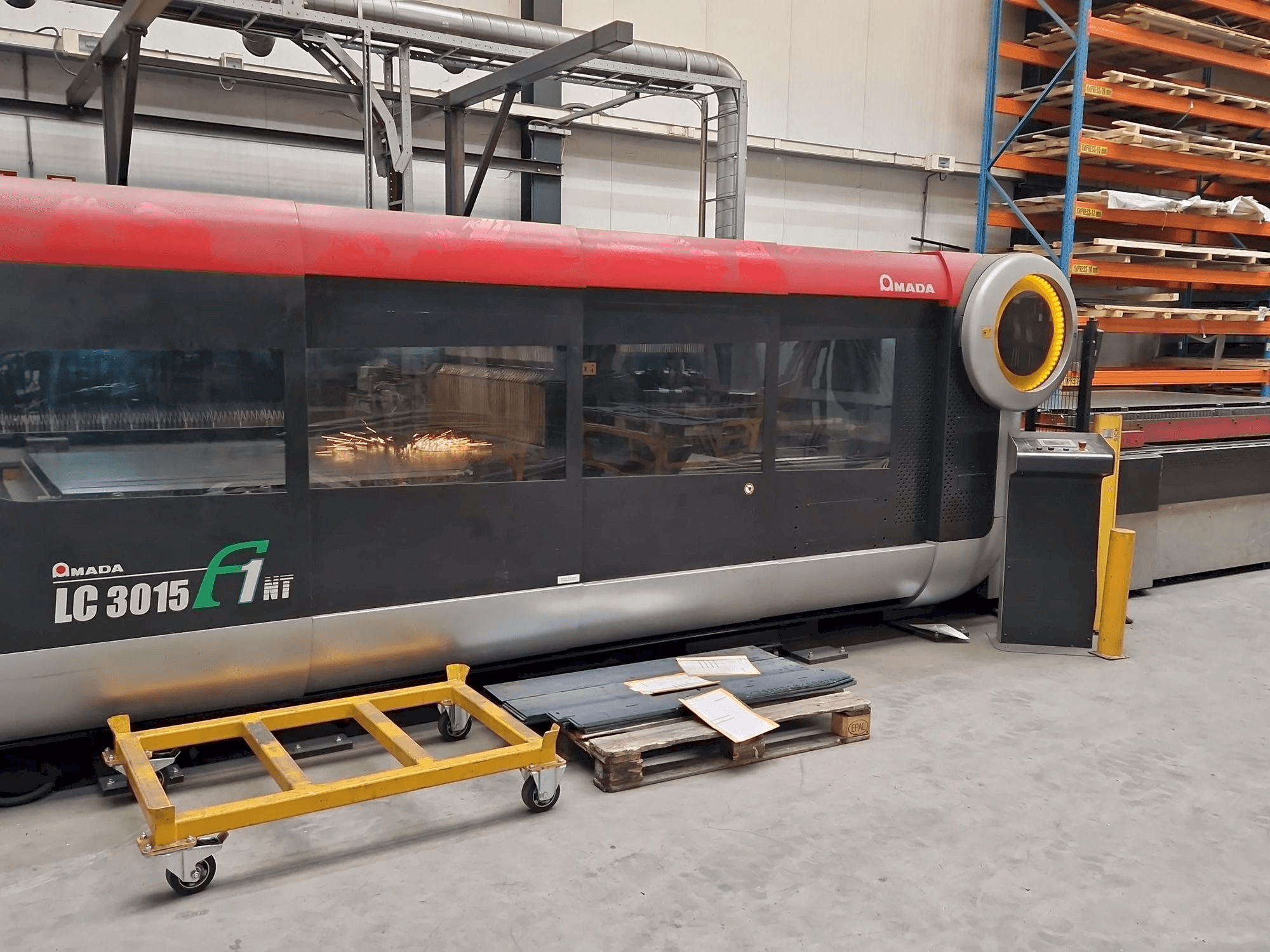 Widok z przodu maszyny AMADA LC3015 F1 NT