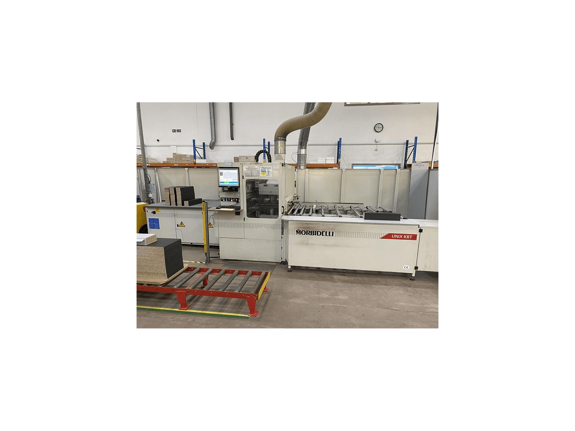 Pilarka panelowa MORbidelli Unix KBT, widok z przodu, z widocznym panelem sterowania i ułożonymi płytami na sąsiednim wózku.
