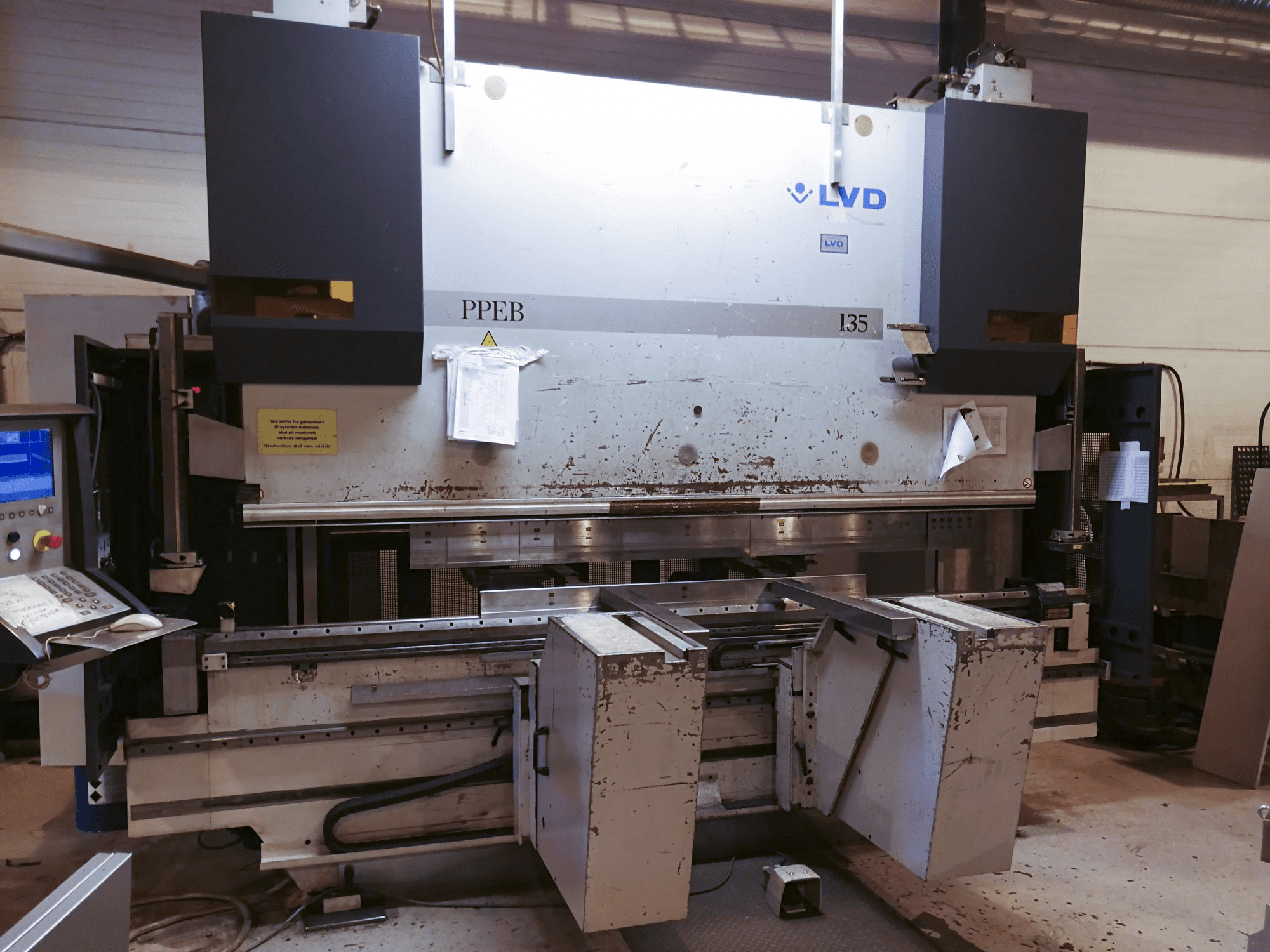 Widok z przodu maszyny LVD PPEB 135/30
