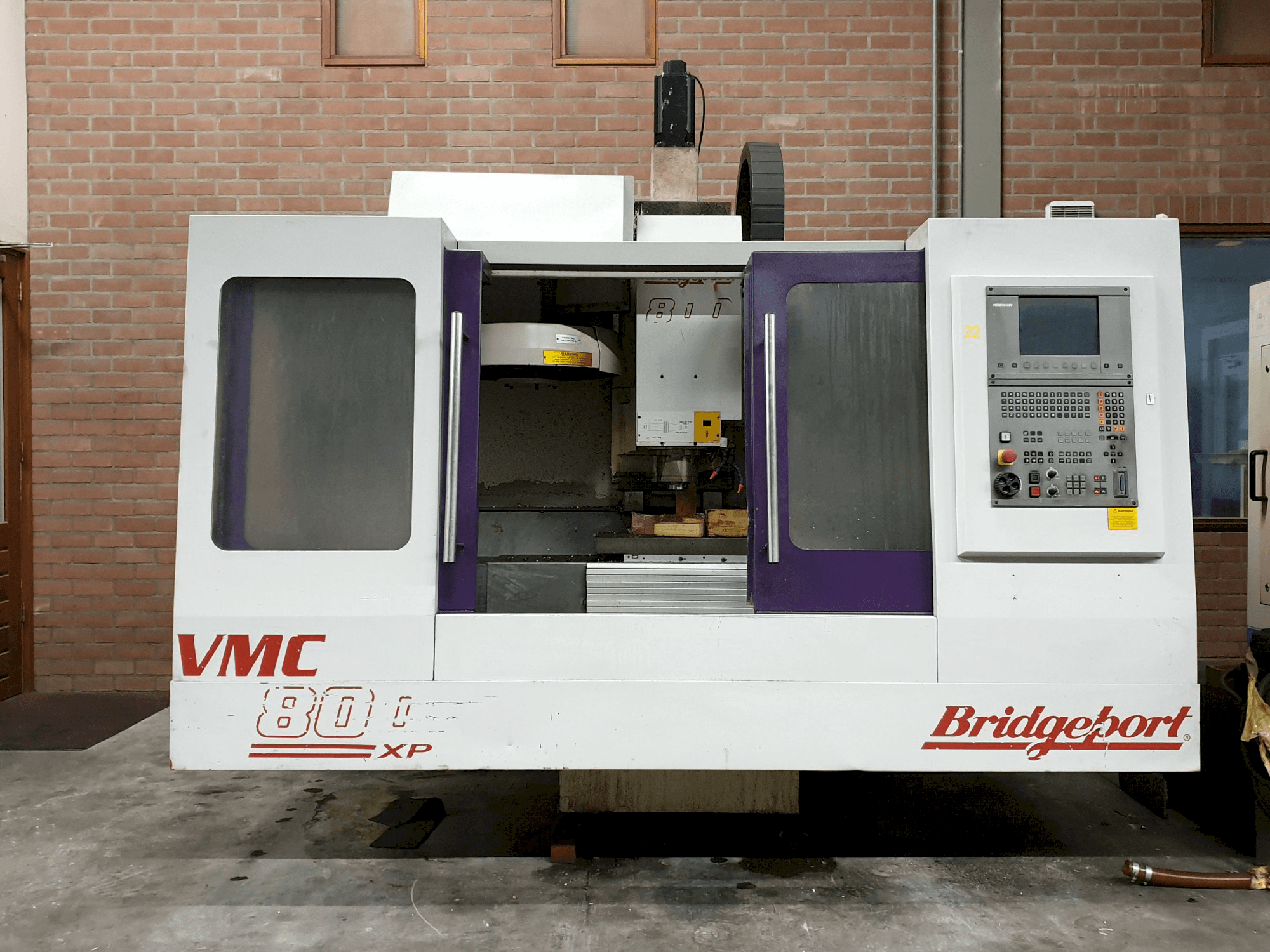 Widok z przodu maszyny Bridgeport VMC 800 22