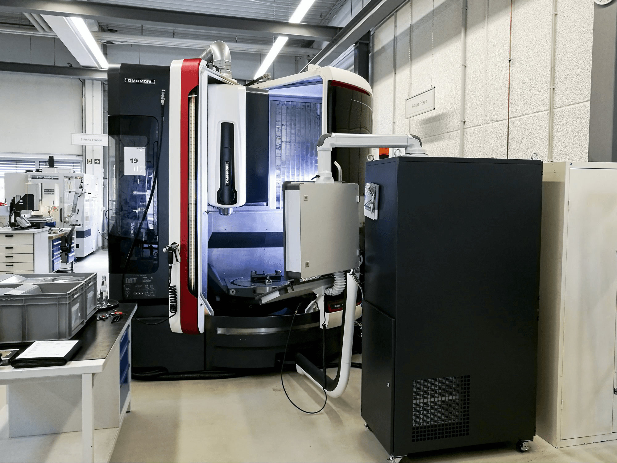 Widok z przodu maszyny DMG MORI LASERTEC 65