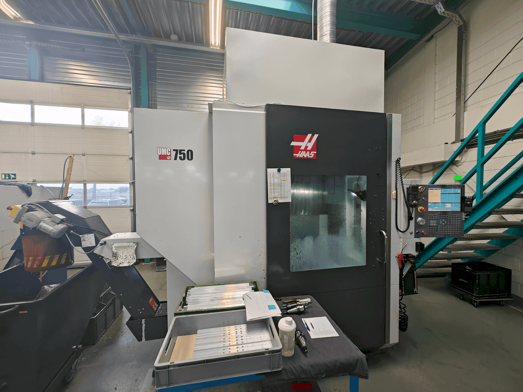 Widok z przodu maszyny HAAS UMC-750