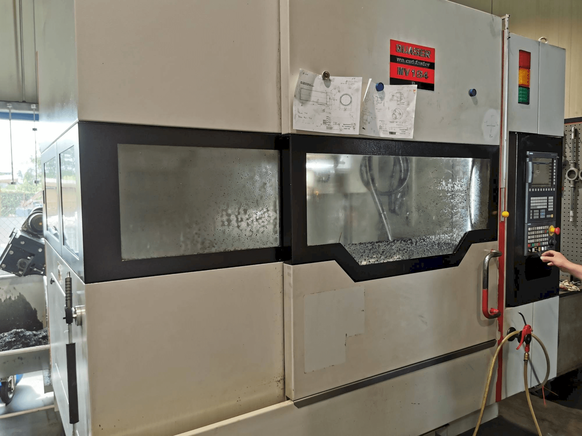 Widok z przodu maszyny Quaser MV154APC/P12