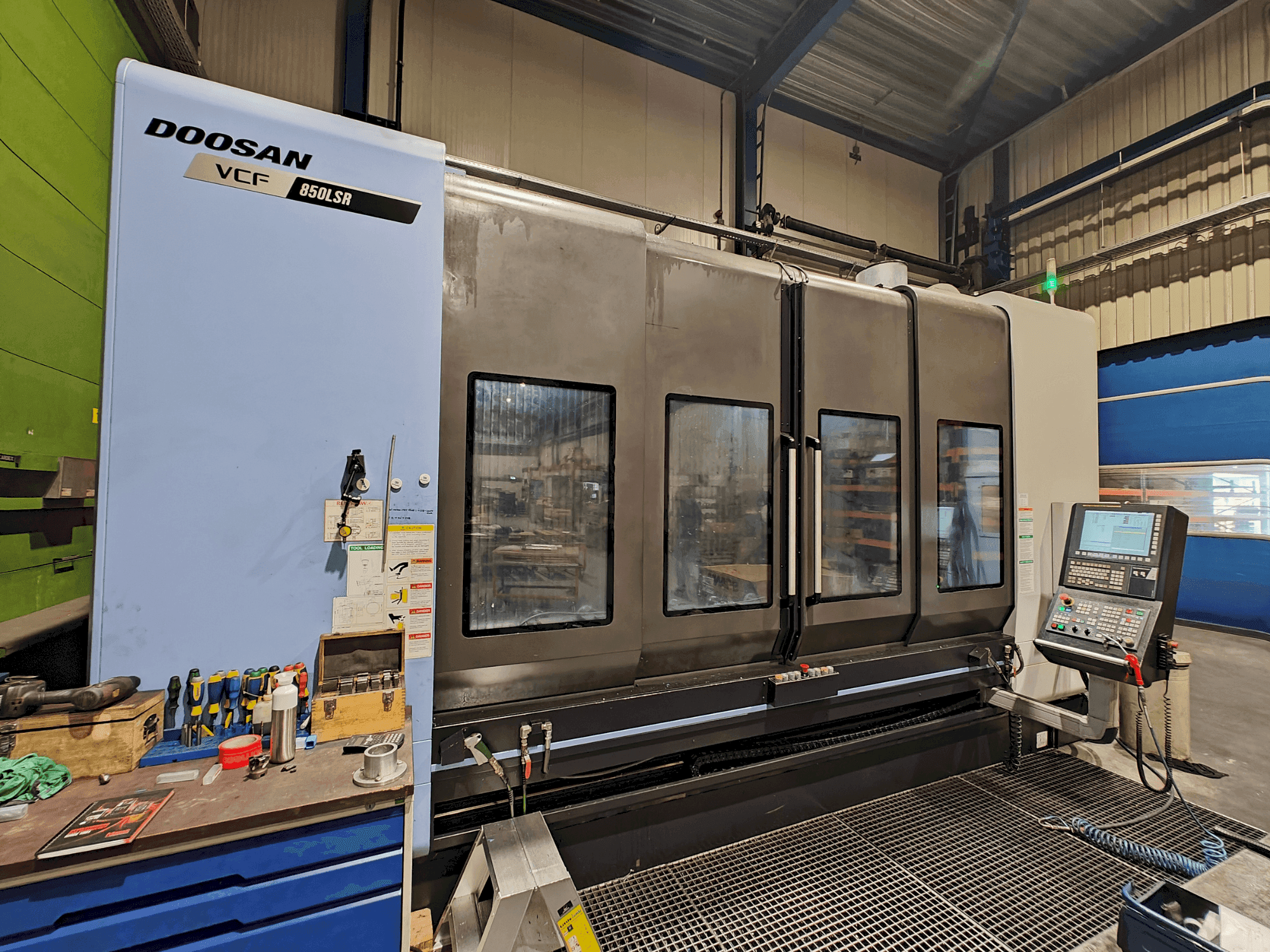 Widok z przodu maszyny DOOSAN VCF 850 LSR