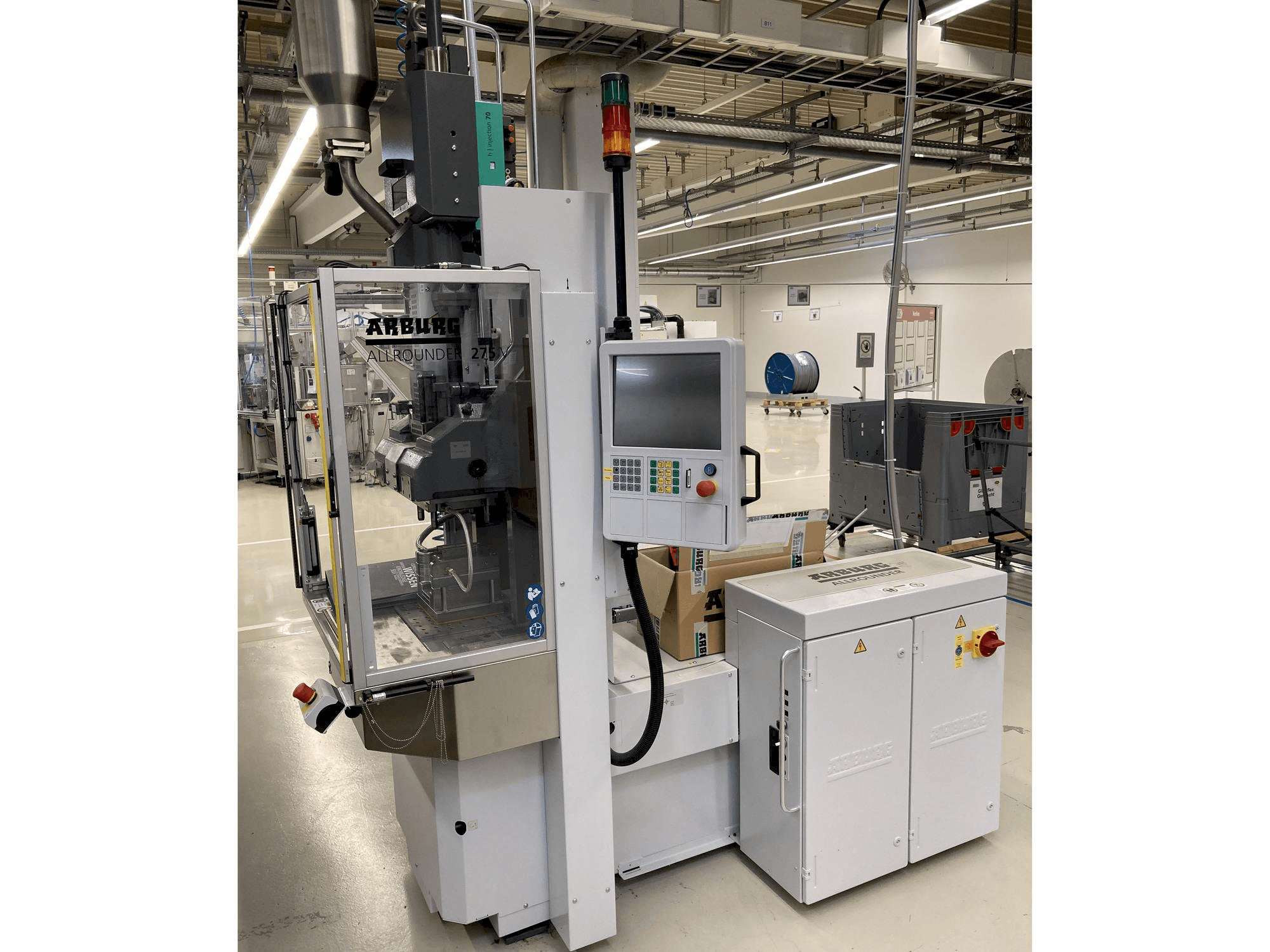 Widok z przodu maszyny Arburg Allrounder 275 V 250-70