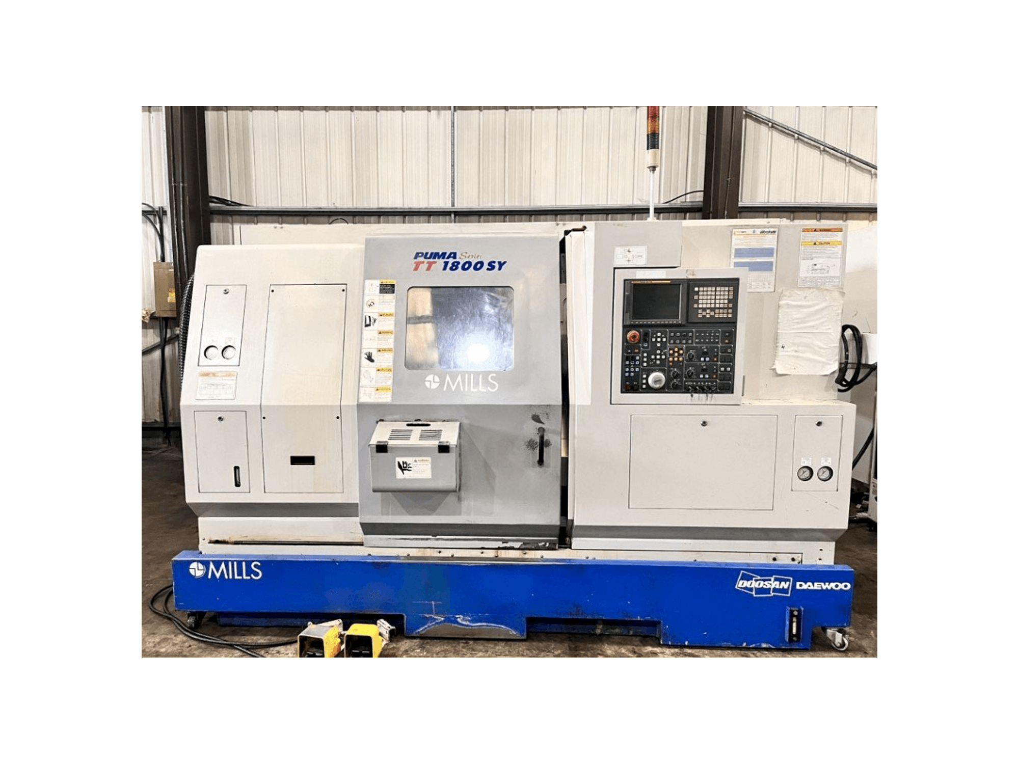 Widok z przodu maszyny Doosan TT1800SY