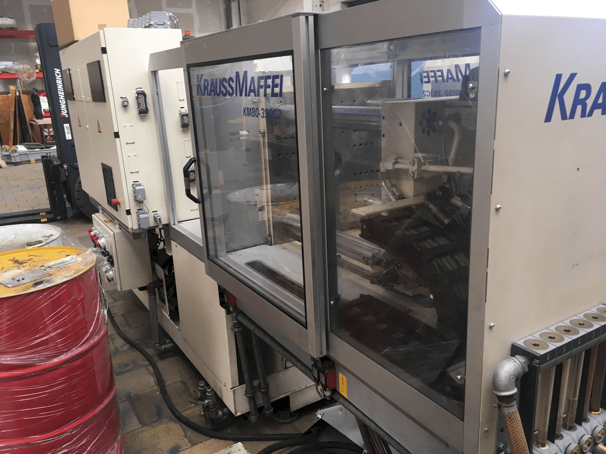 Widok z prawej maszyny Krauss Maffei 80/390 C2