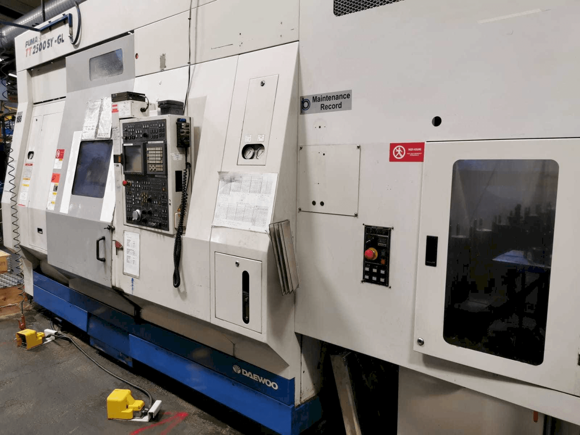 Widok z przodu maszyny DAEWOO Puma TT2500SY - GL (2005)