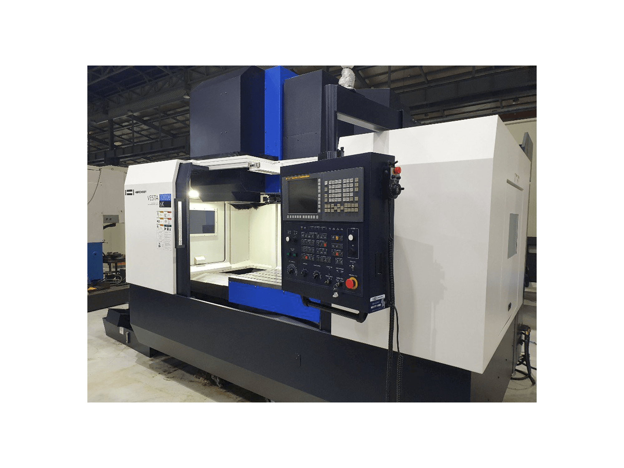 Widok z przodu maszyny HWACHEON VESTA-1300B