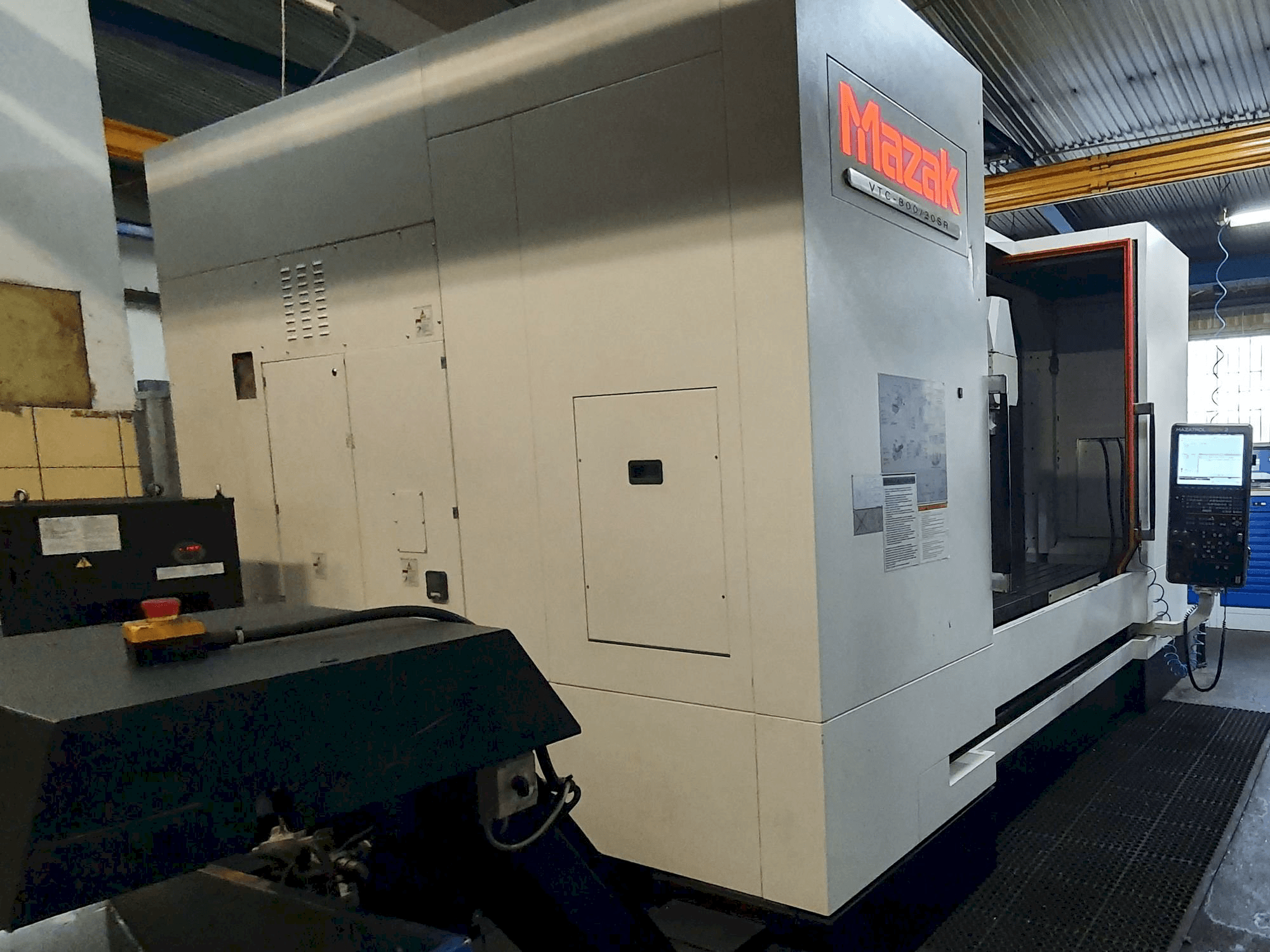 Widok z lewej maszyny Mazak VTC-800/20SR