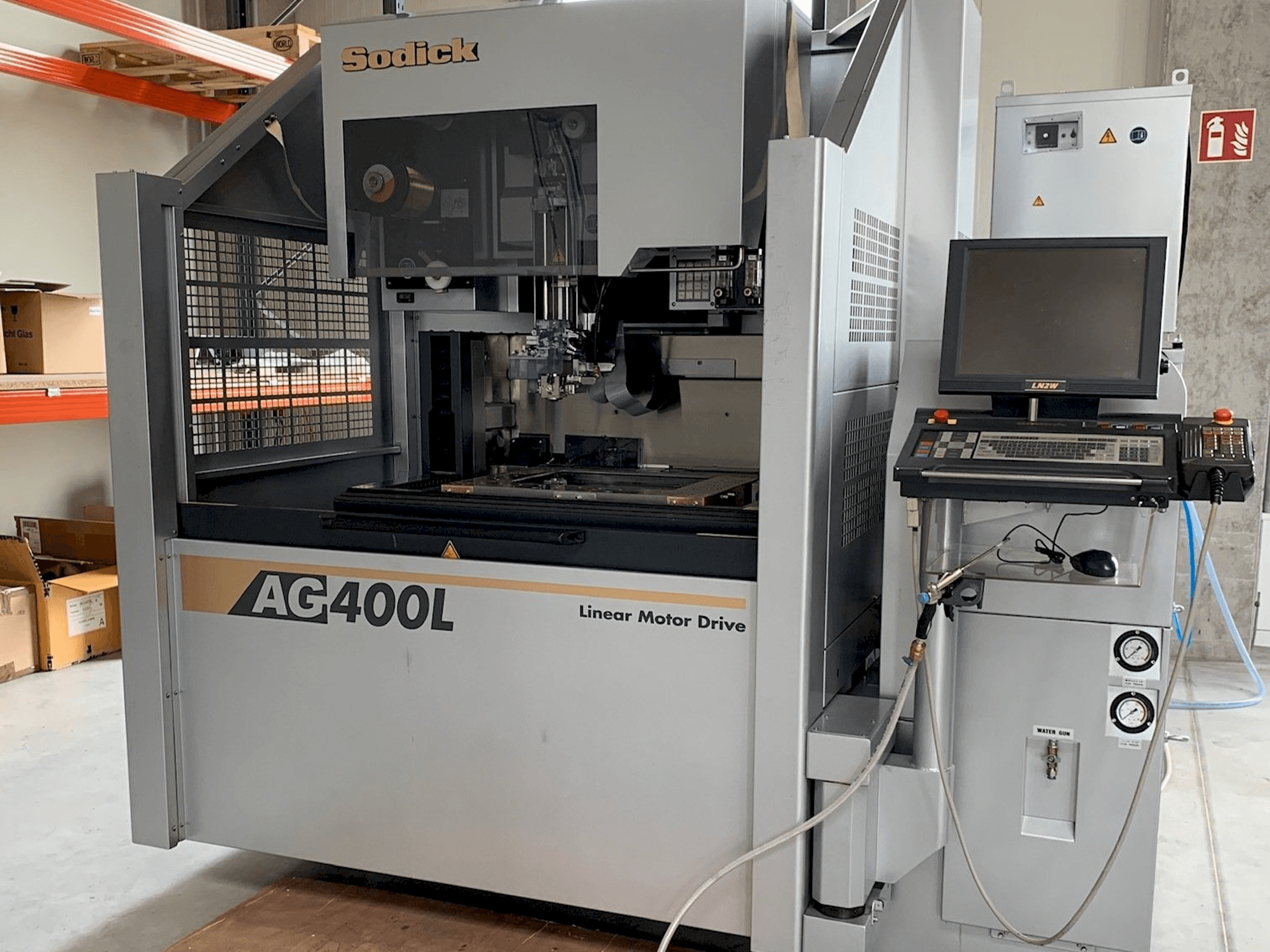 Widok z przodu maszyny Sodick AG400L
