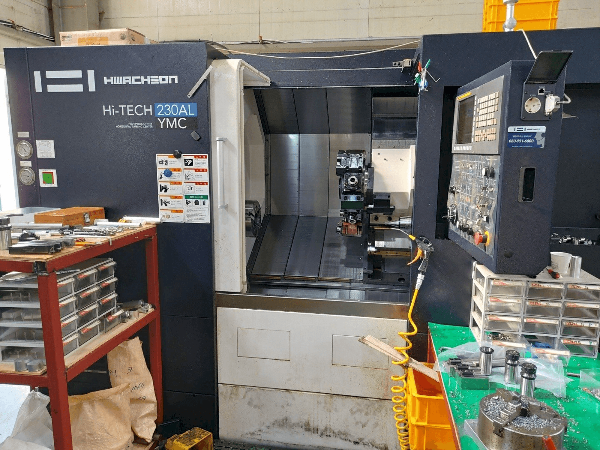 Widok z przodu maszyny HWACHEON Hi-TECH 230AL YMC