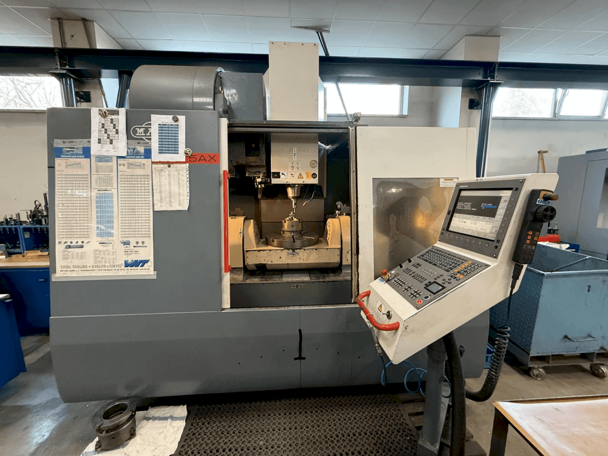 Widok z przodu maszyny KOVOSVIT MAS MCV 1000 Speed 5AX