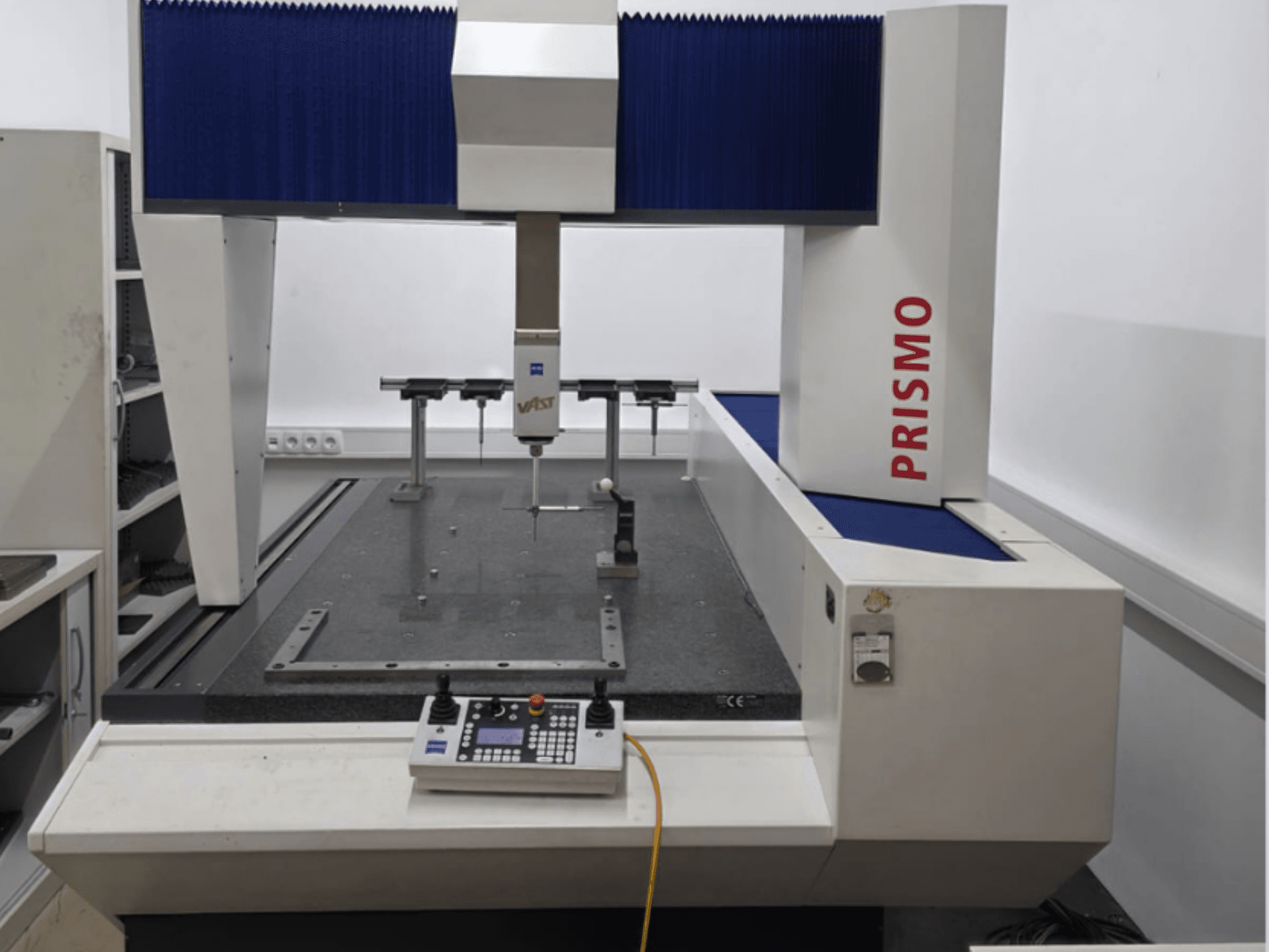 Współrzędnościowa maszyna pomiarowa ZEISS PRISMO 700 w widoku z przodu, z sondą i panelem sterowania na granitowej podstawie.