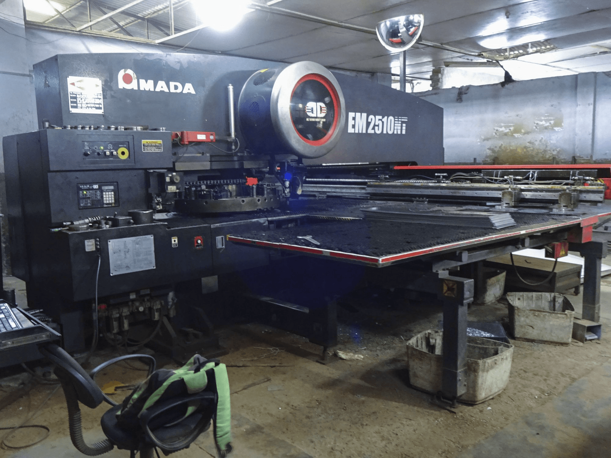Widok z przodu 1 maszyny AMADA EM2510NT
