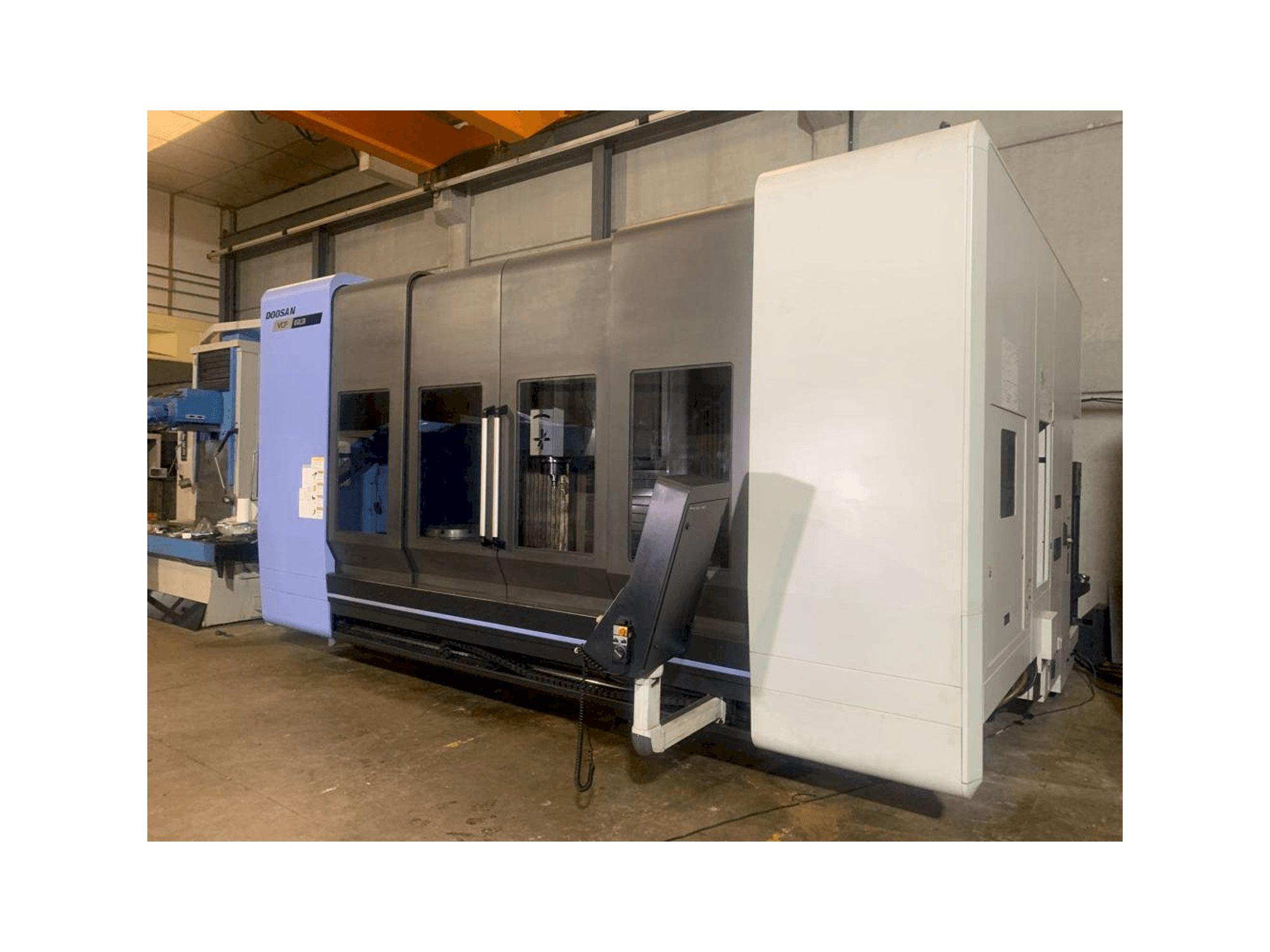 Widok z przodu maszyny Doosan VCF 850 LSR