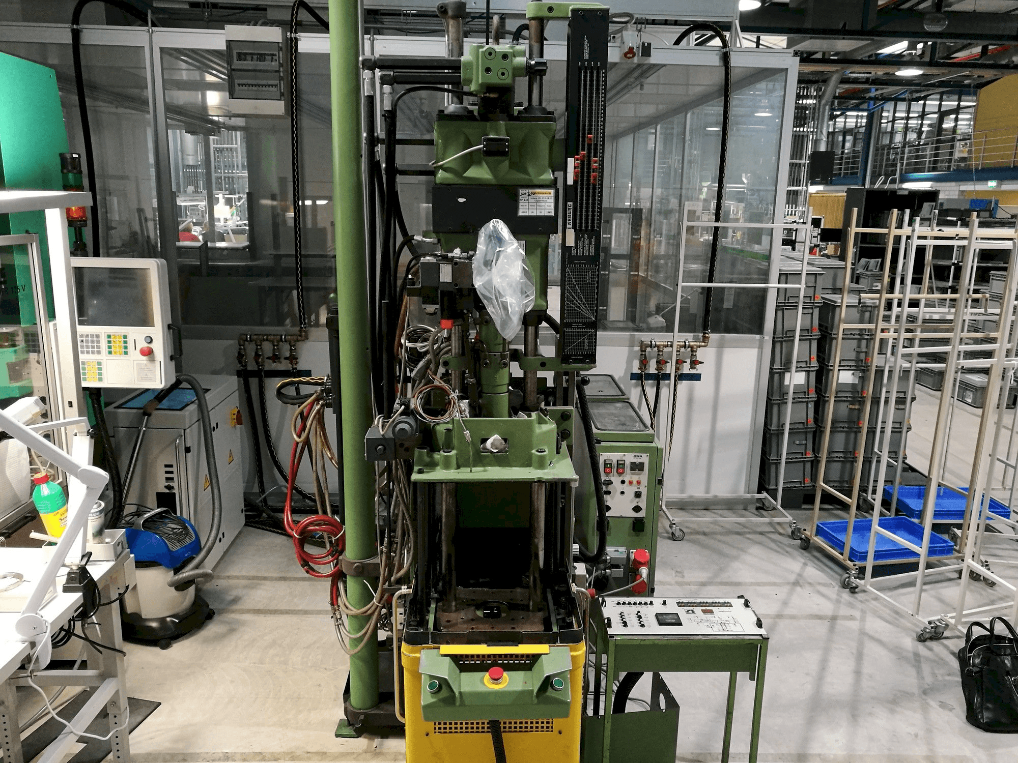 Widok z przodu maszyny Arburg 221-75-350