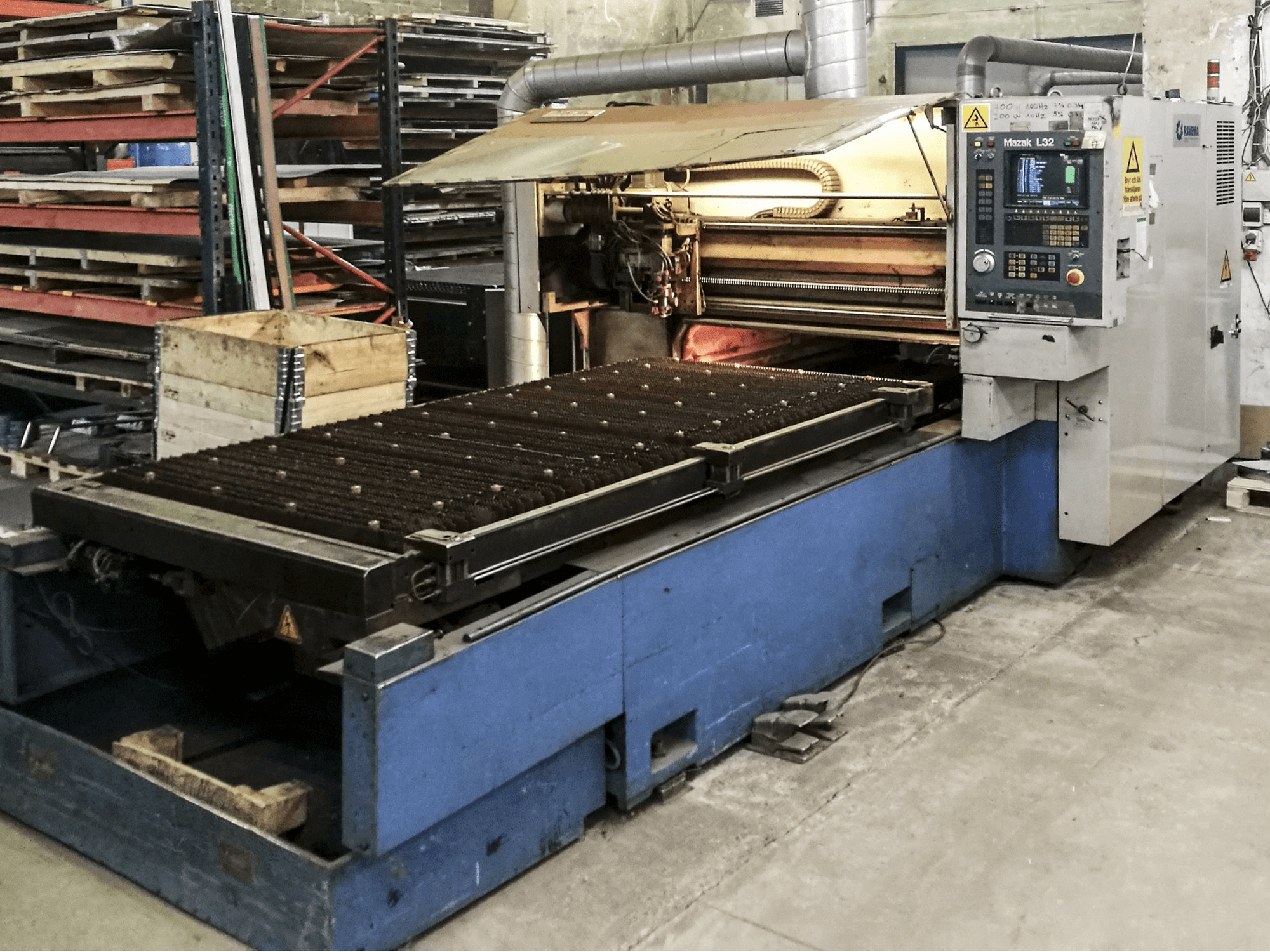 Widok z lewej maszyny Mazak LASER-PATH NEW SUPER TURBO X48