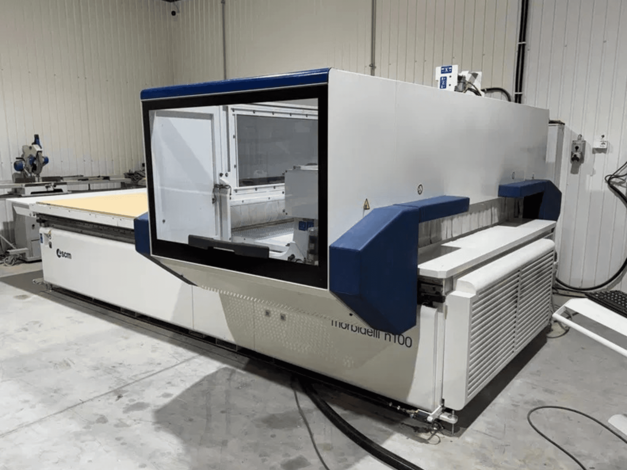 Centrum obróbcze CNC SCM Morbidelli N100 – widok z przodu, ukazujący jego dużą przestrzeń roboczą oraz panel sterowania.