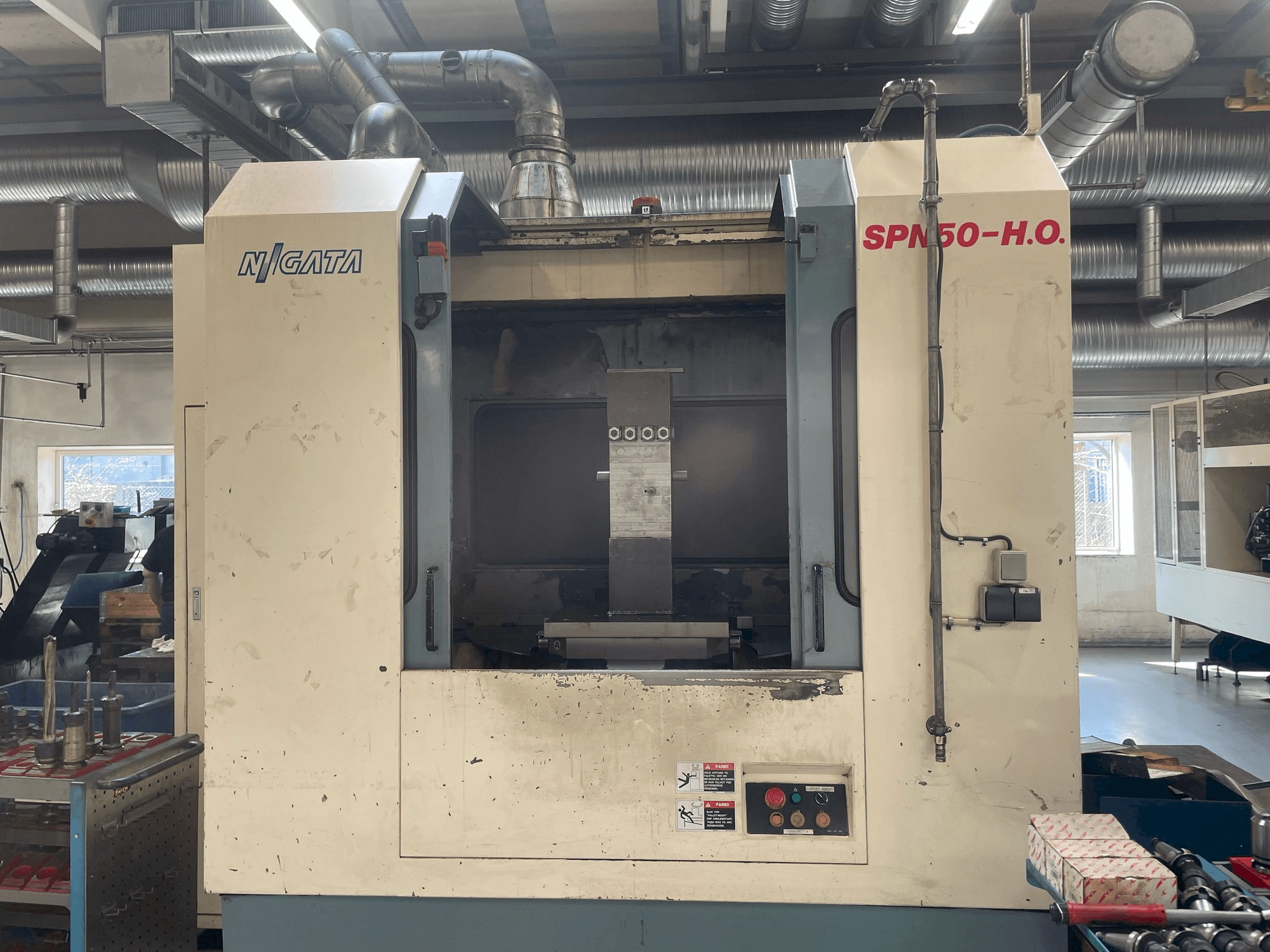 Widok z przodu maszyny Niigata SPN 50-HO