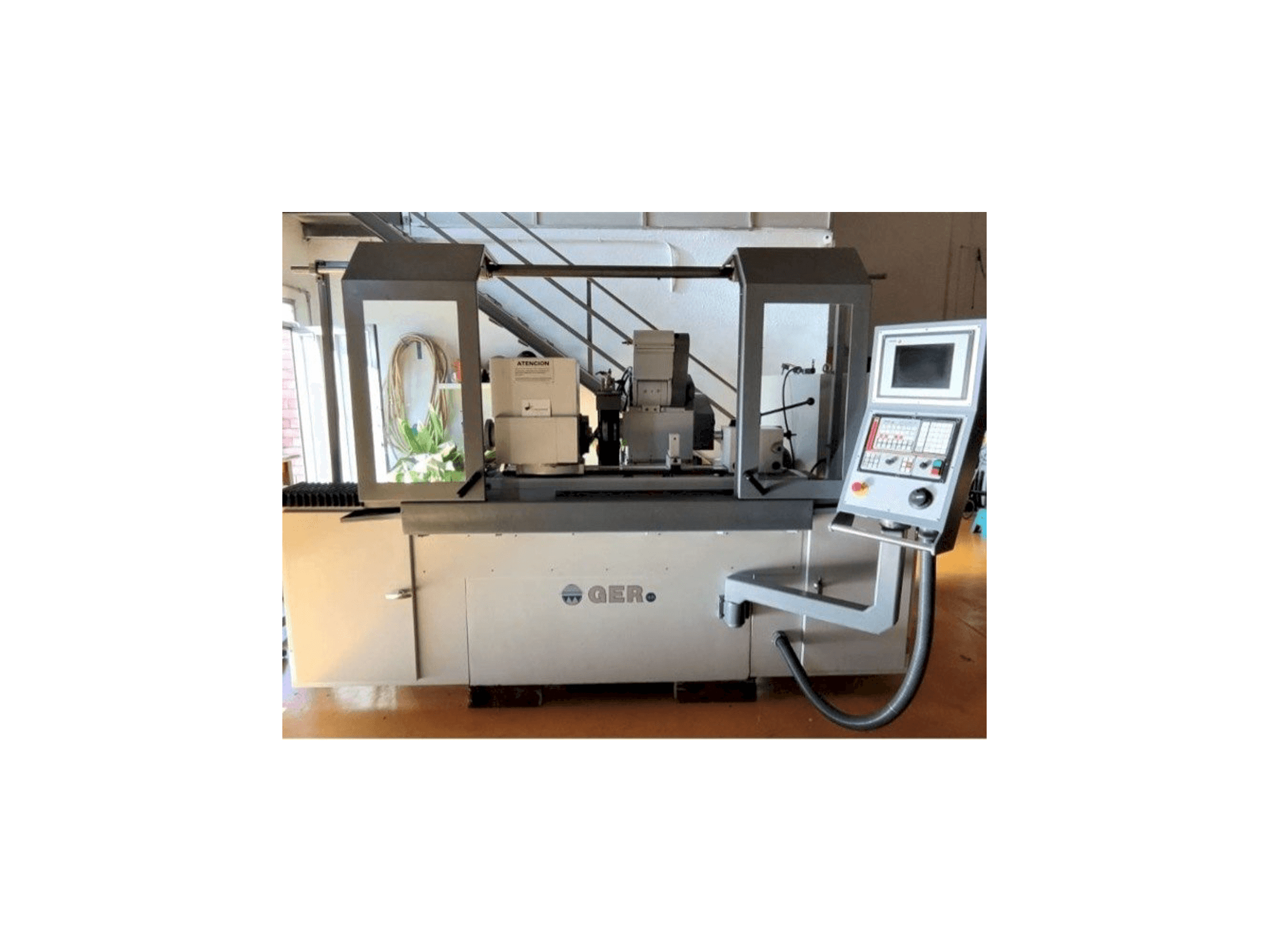 Widok z przodu maszyny GER C-500 CNC