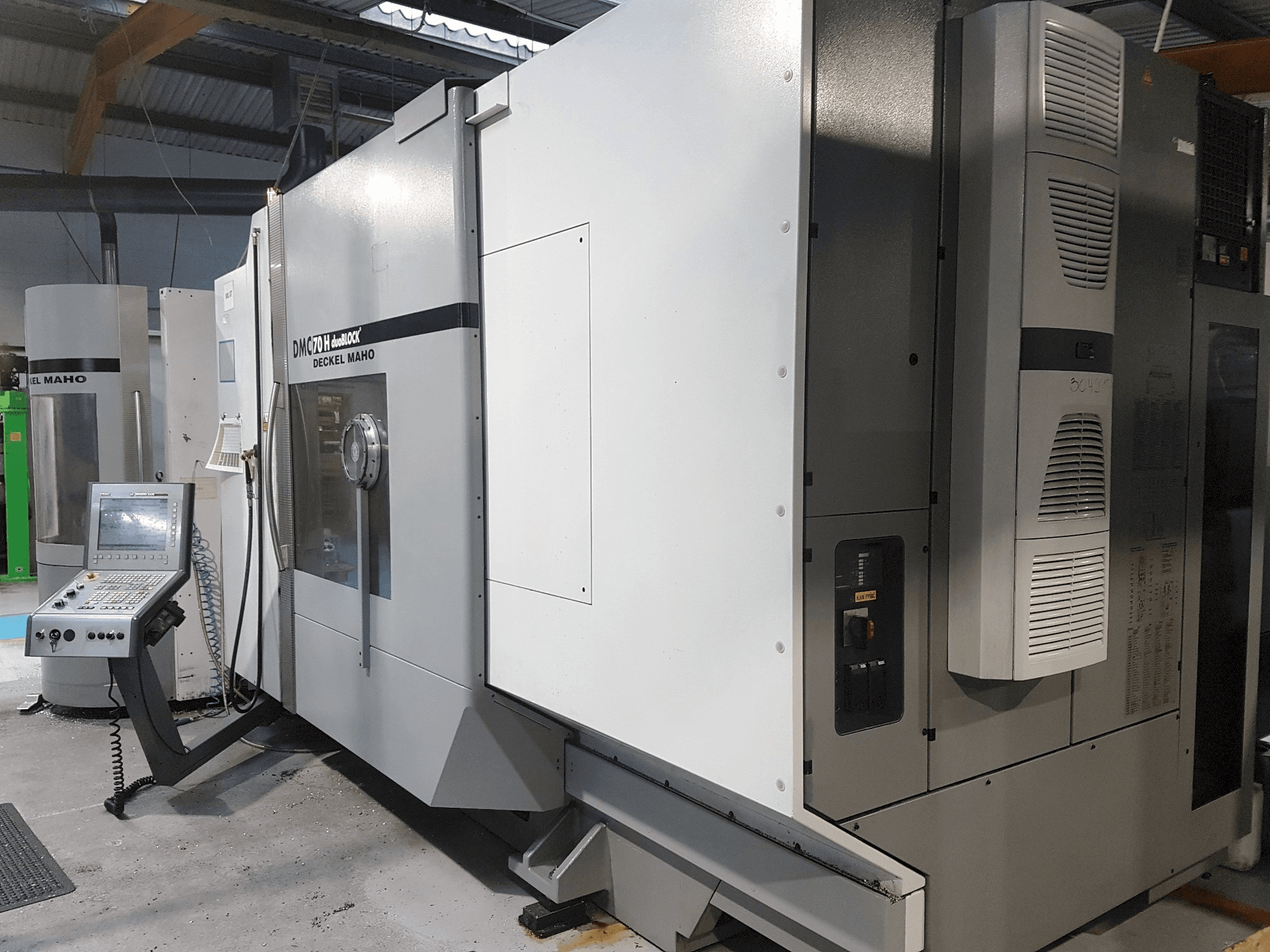 Widok z przodu maszyny DECKEL MAHO DMC 70 H duoBlock