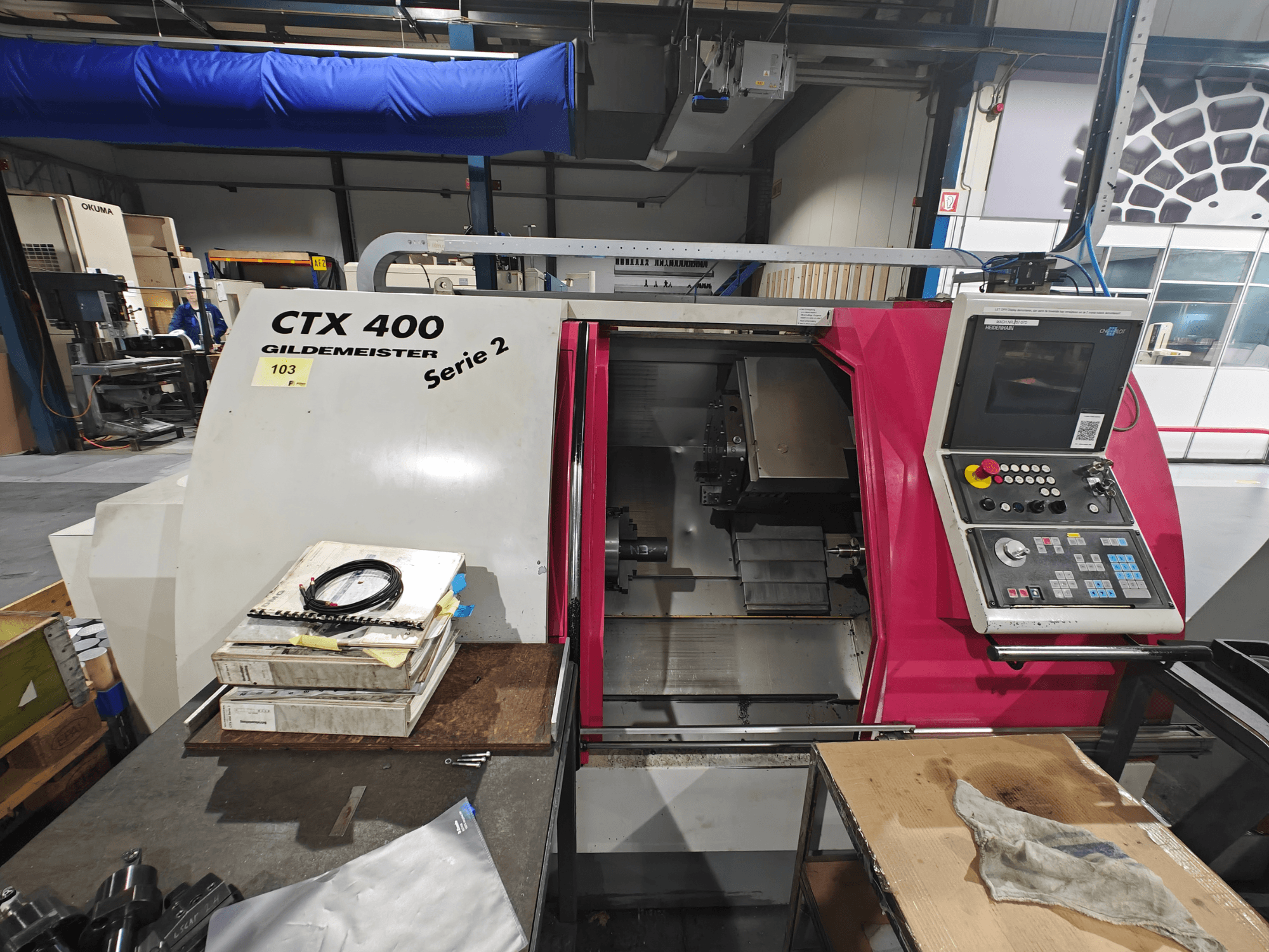 Tokarka CTX 400 Gildemeister pokazana od przodu, z panelem sterowania z przyciskami, wyświetlaczem i obszarem roboczym.