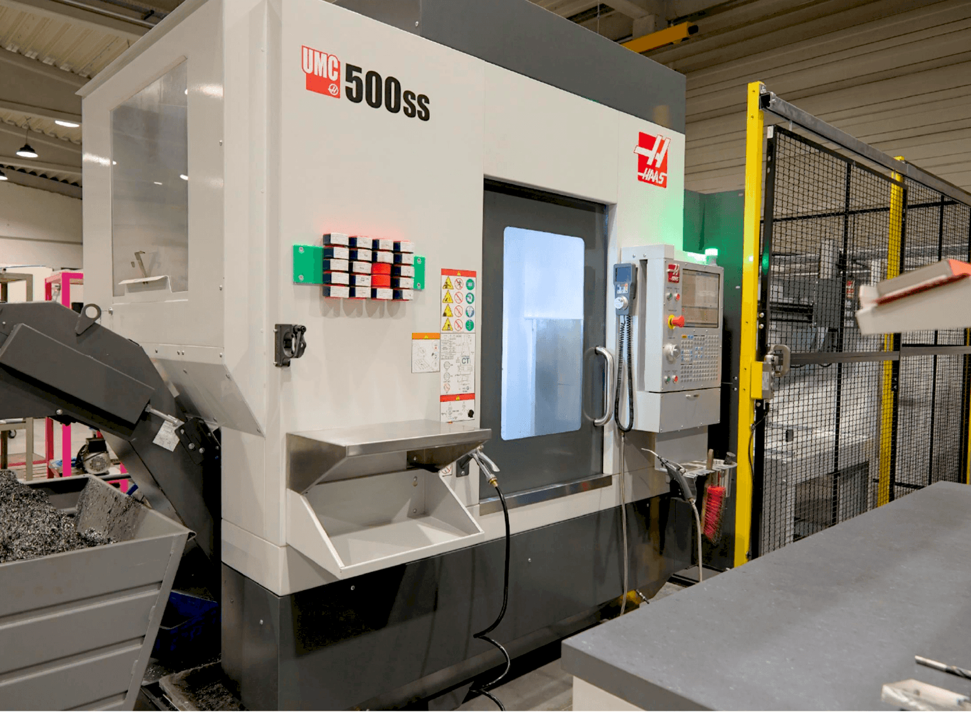 Widok z przodu maszyny HAAS UMC 500-SS MIT APL