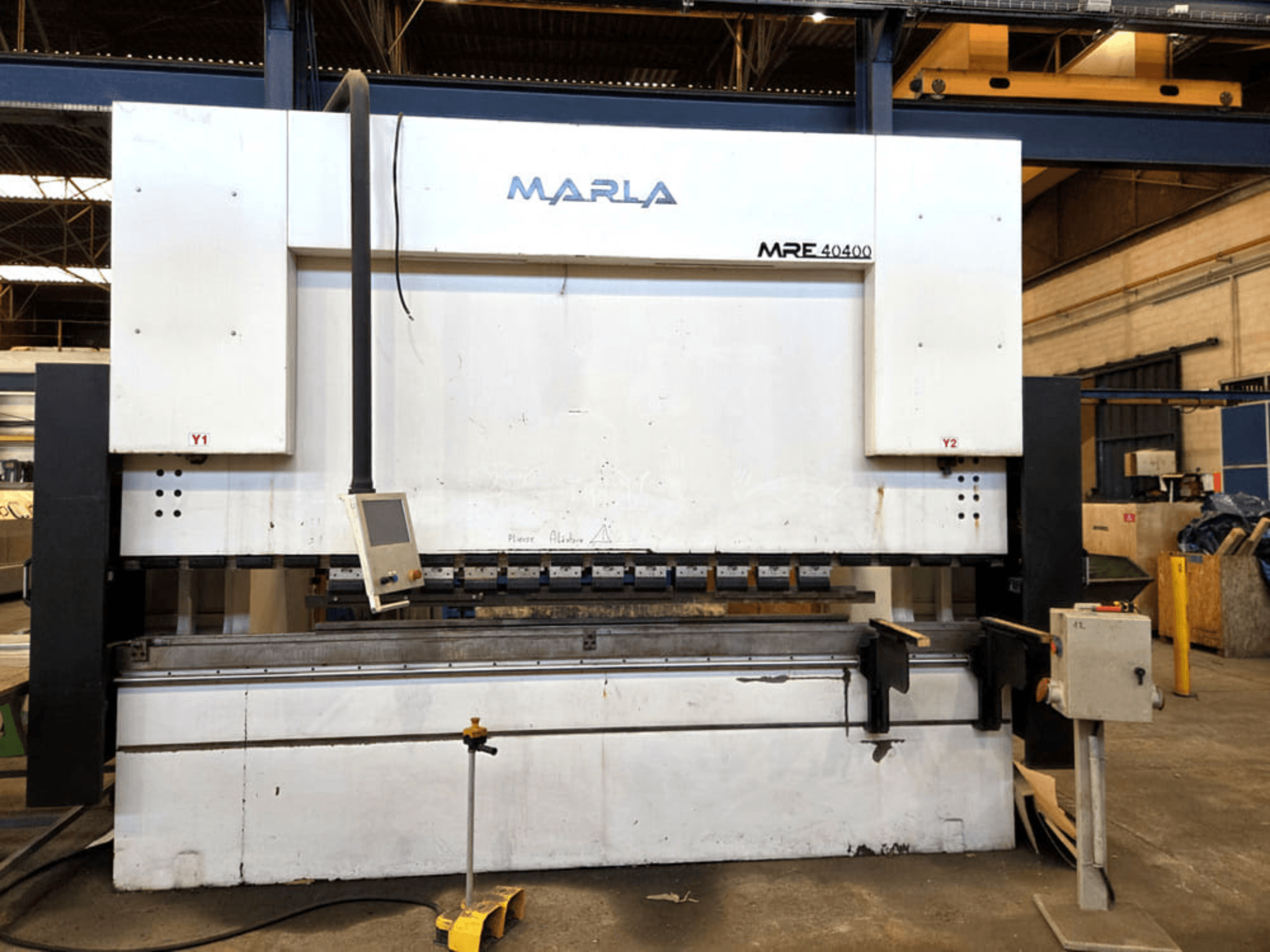 Widok z przodu prasy krawędziowej MARLA MRE.40400, przedstawiający panel sterowania, układ hydrauliczny oraz obszar stołu roboczego.