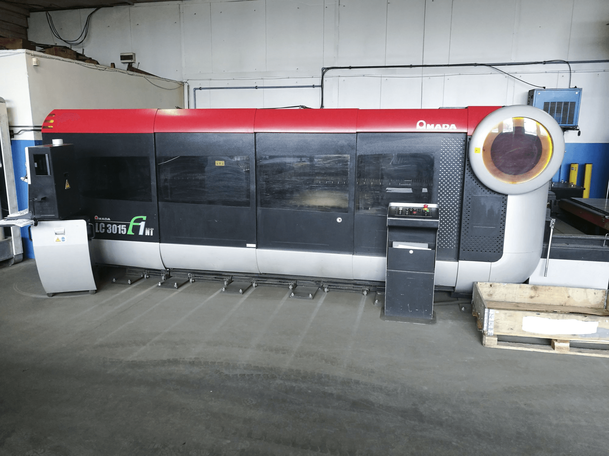 Widok z przodu maszyny AMADA LC3015 F1NT