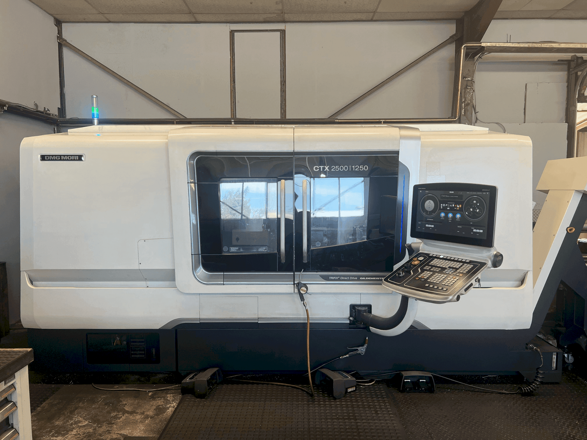 Widok z przodu maszyny DMG MORI CTX 2500/1250