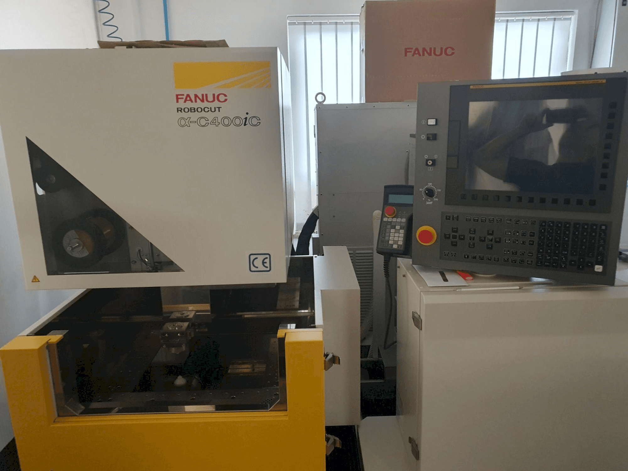 Widok z przodu maszyny FANUC Robocut C400iC