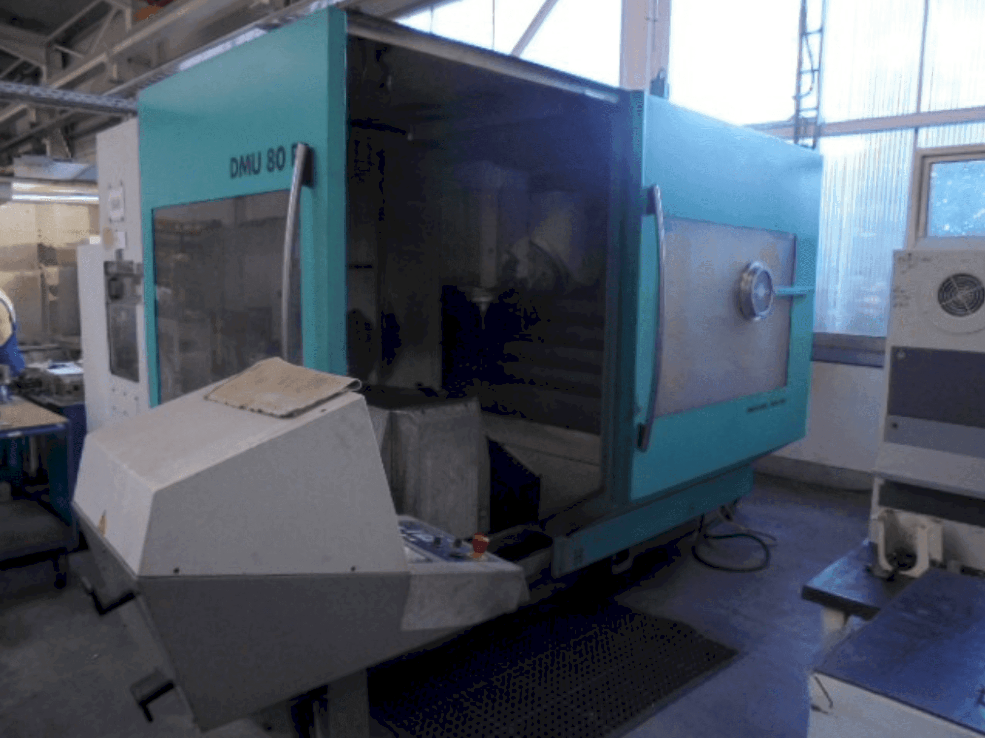 Widok z przodu maszyny DECKEL MAHO DMU 80P