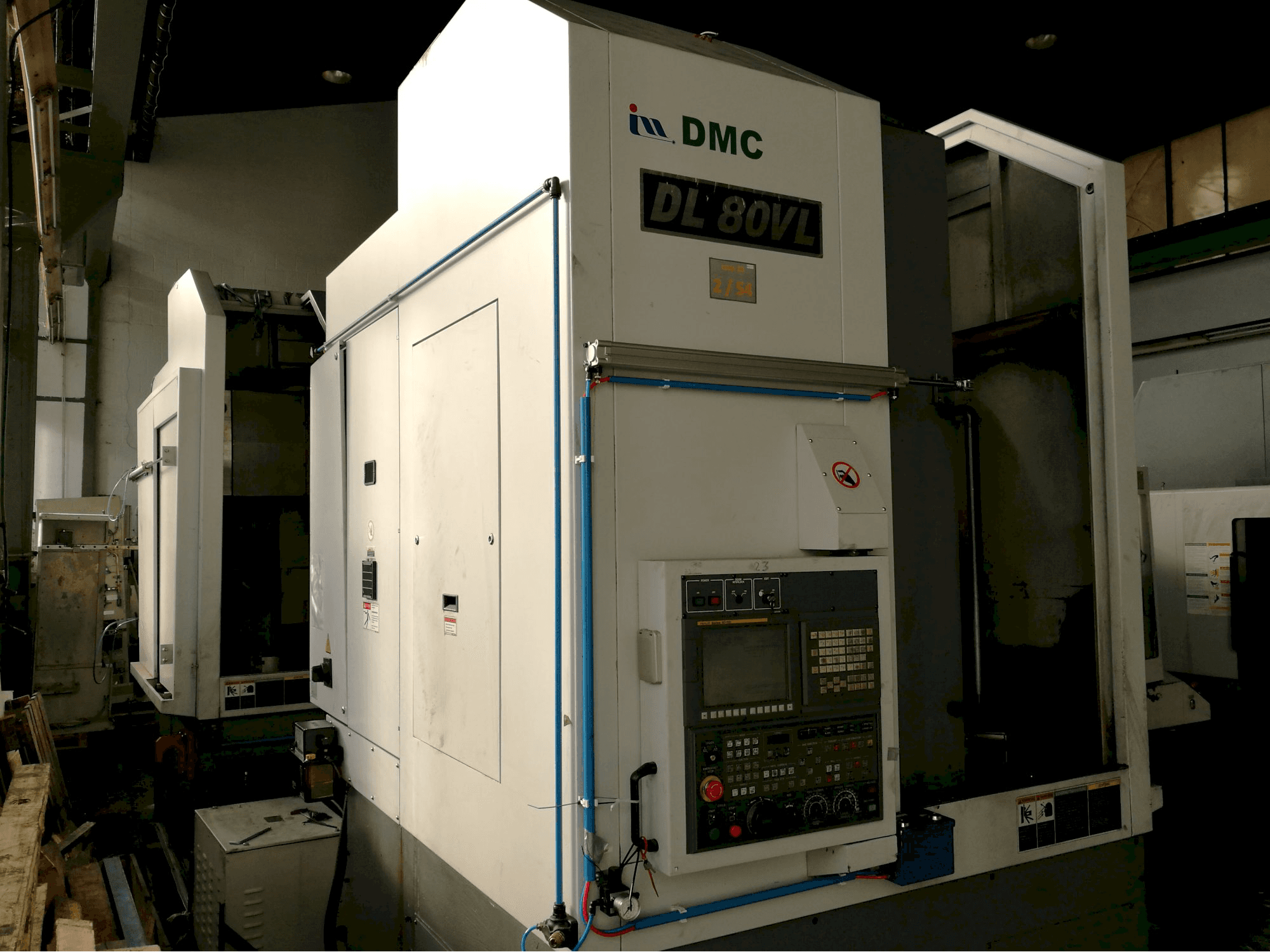 Widok z lewej maszyny DMC DL 80VL