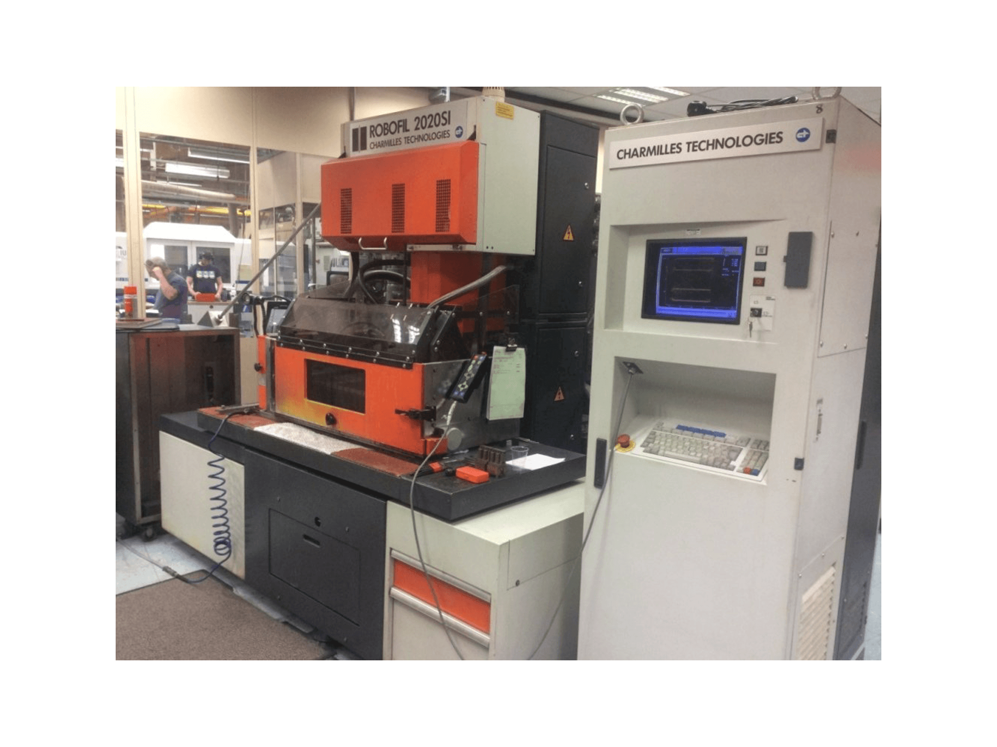 Widok z przodu maszyny CHARMILLES Robofil 2020 SI
