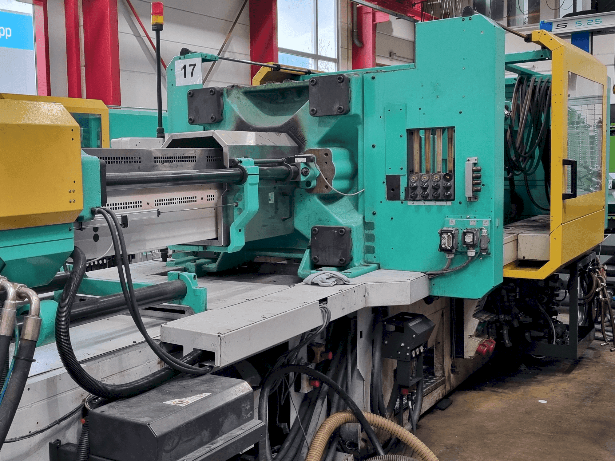 Widok z przodu maszyny Arburg 630 S 2500-1300 ECO