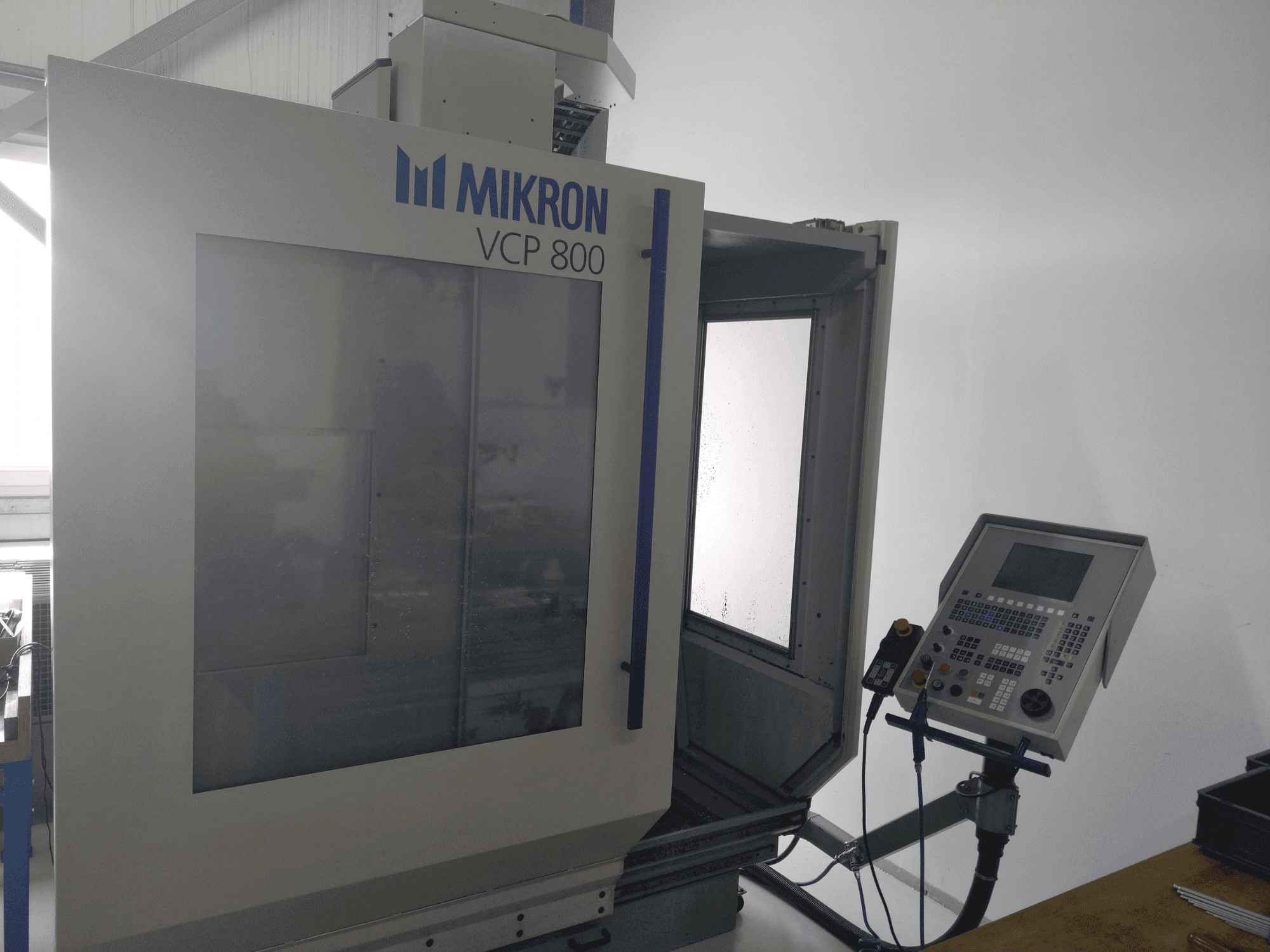 Widok z przodu maszyny MIKRON VCP 800