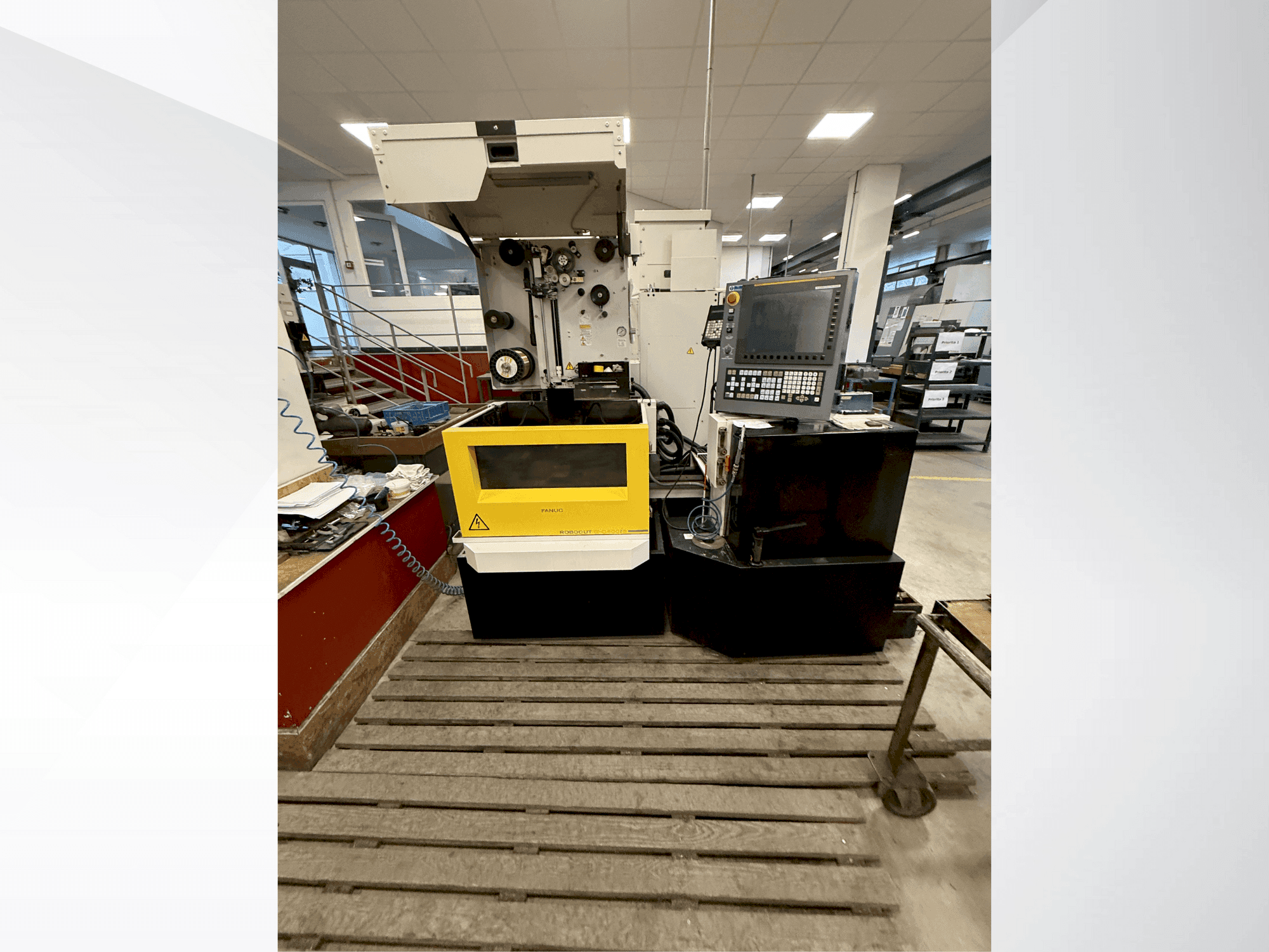 Widok z przodu maszyny FANUC Robocut alpha-C400iB