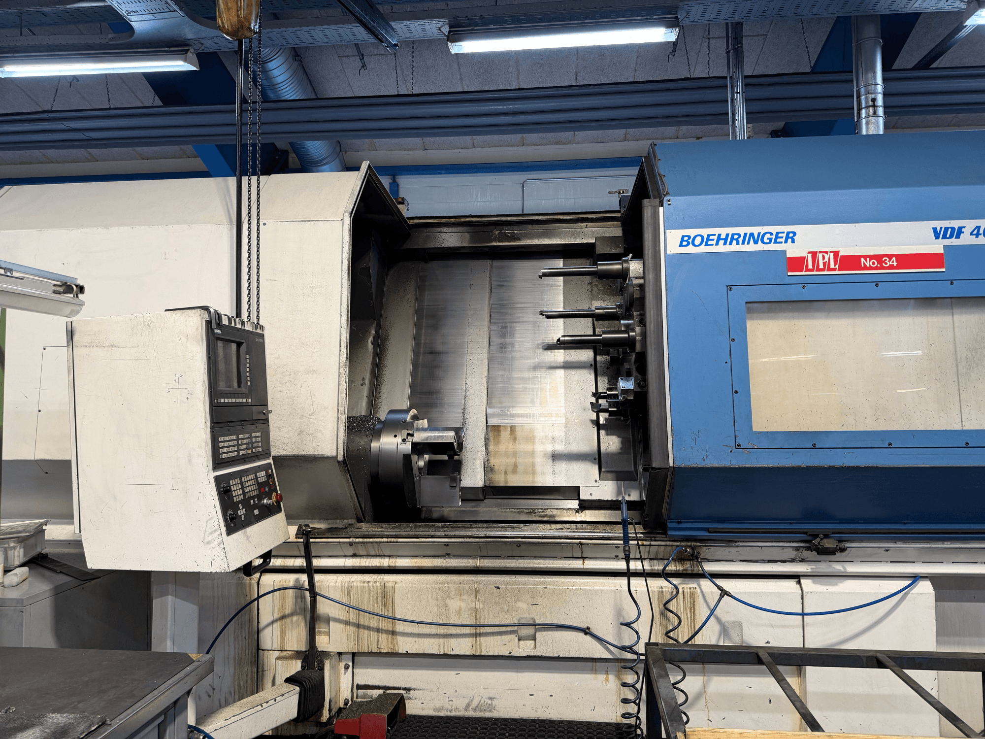 Tokarka pozioma BOEHRINGER VDF 400 CM, widok z przodu przedstawiający panel sterowania i główny obszar roboczy.