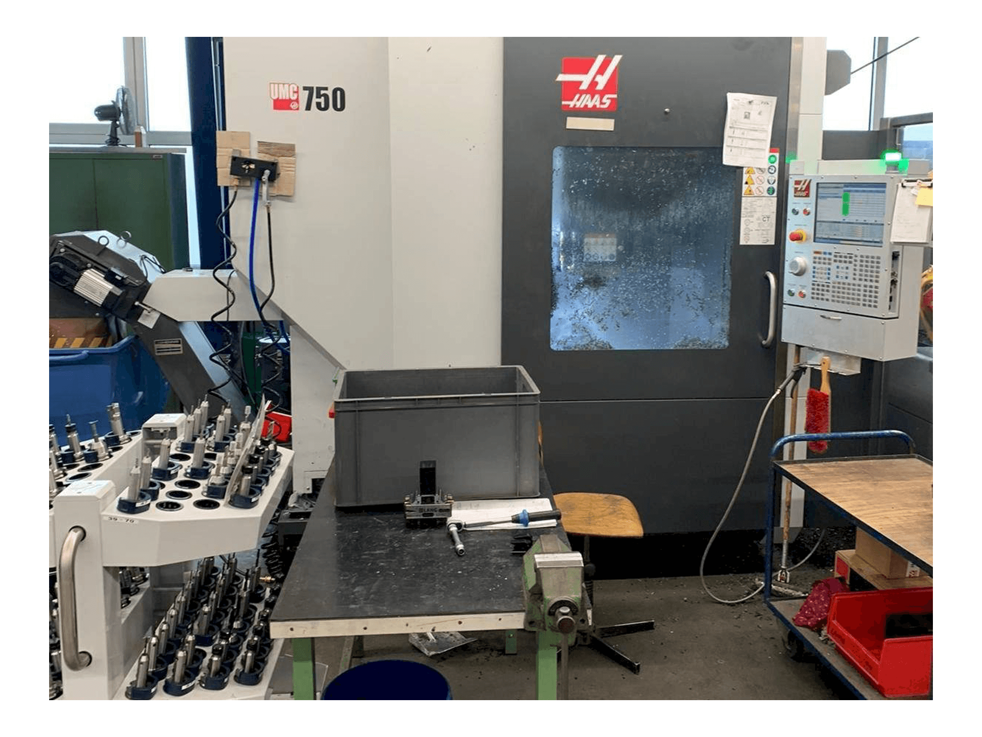 Widok z przodu maszyny HAAS UMC - 750