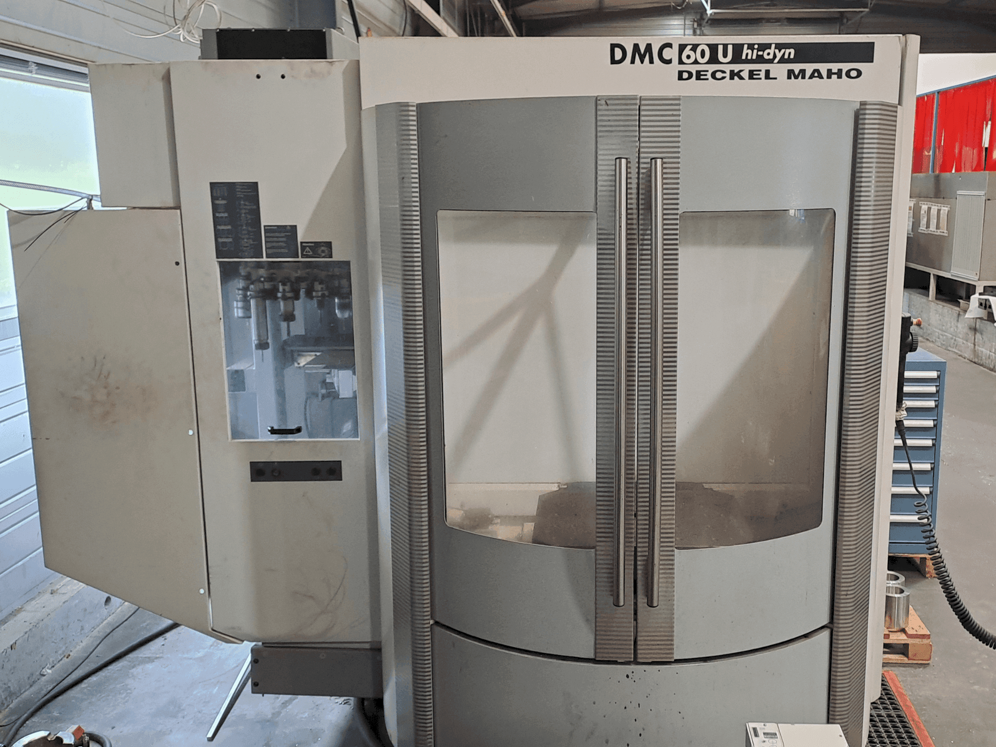 Widok z przodu maszyny DECKEL MAHO DMC 60 Hi Dyn