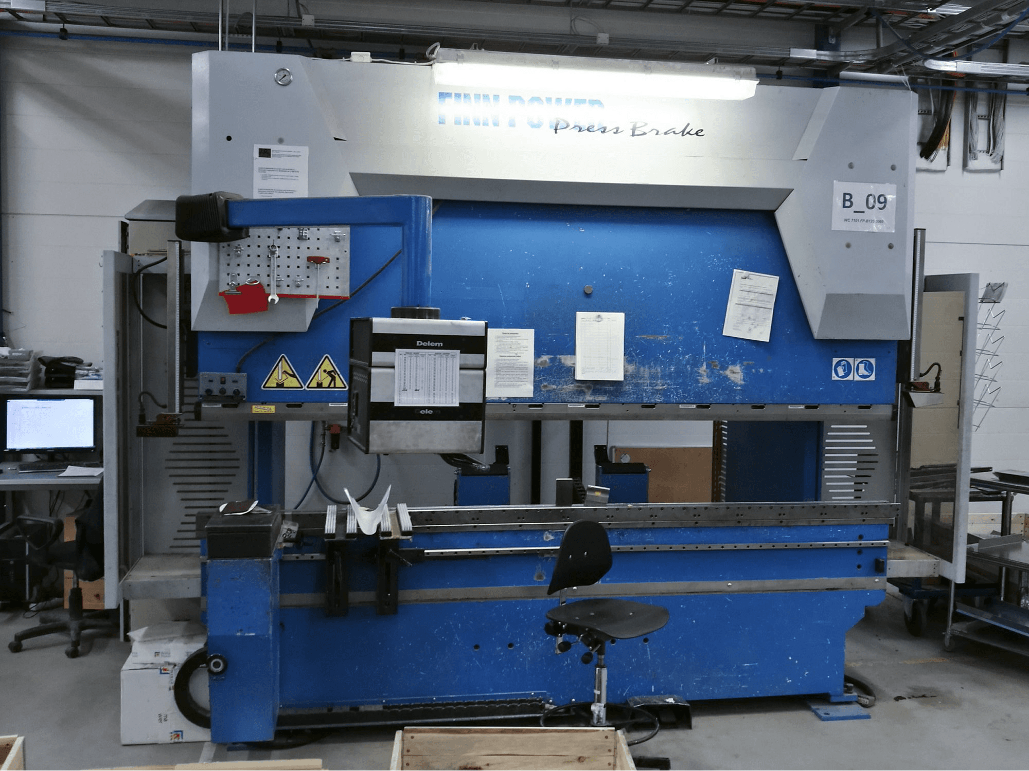 Widok z przodu maszyny Finn-Power B 125-3060 GC CL6