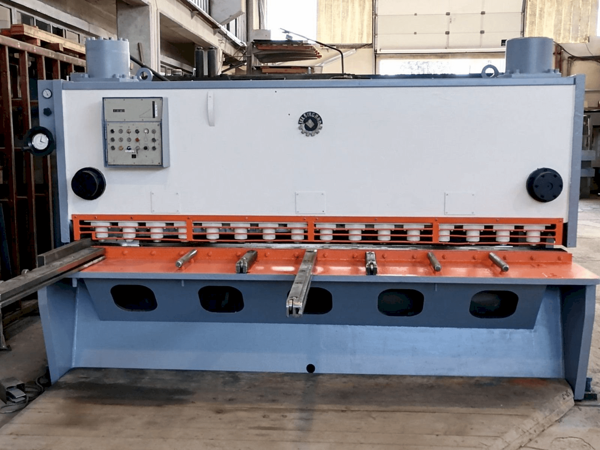 Widok z przodu maszyny Jelšingrad MVCS 3100/13