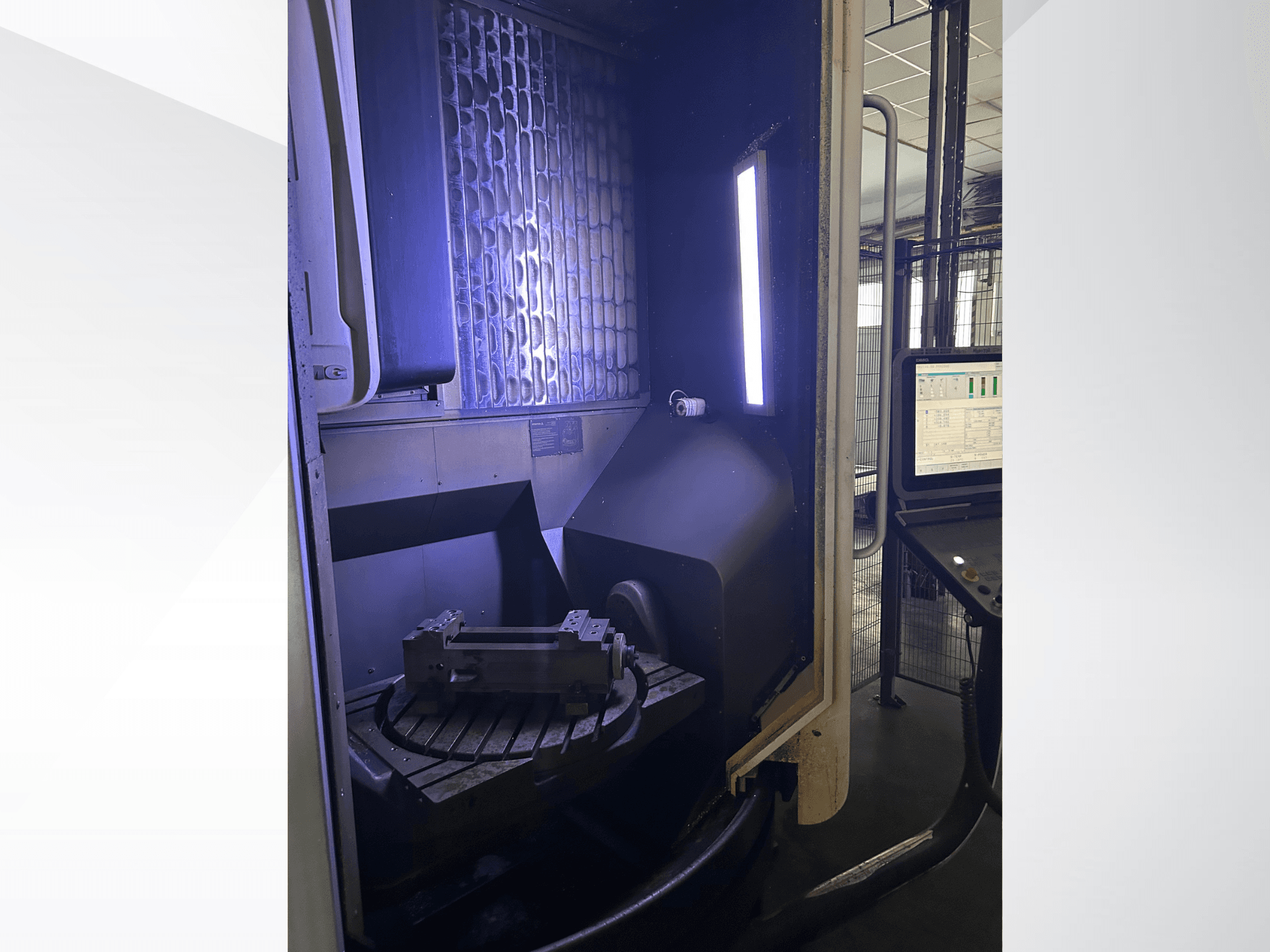 Pionowe centrum obróbcze DMG MORI DMU 65 MonoBlock – widok z przodu przedstawiający stół obrotowy z obrabianym elementem oraz panel sterowania.
