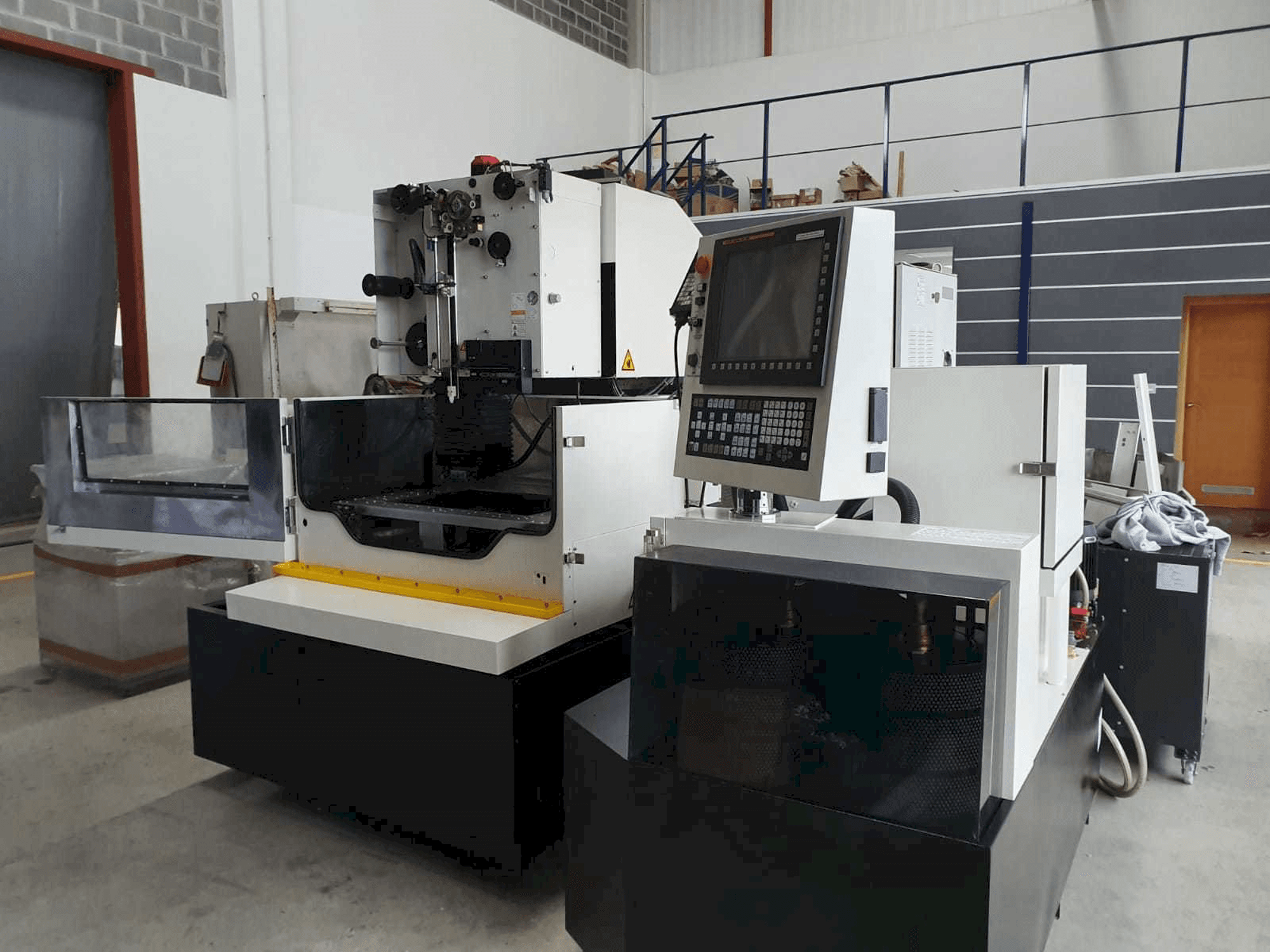 Widok z przodu maszyny FANUC Robocut α-1iE