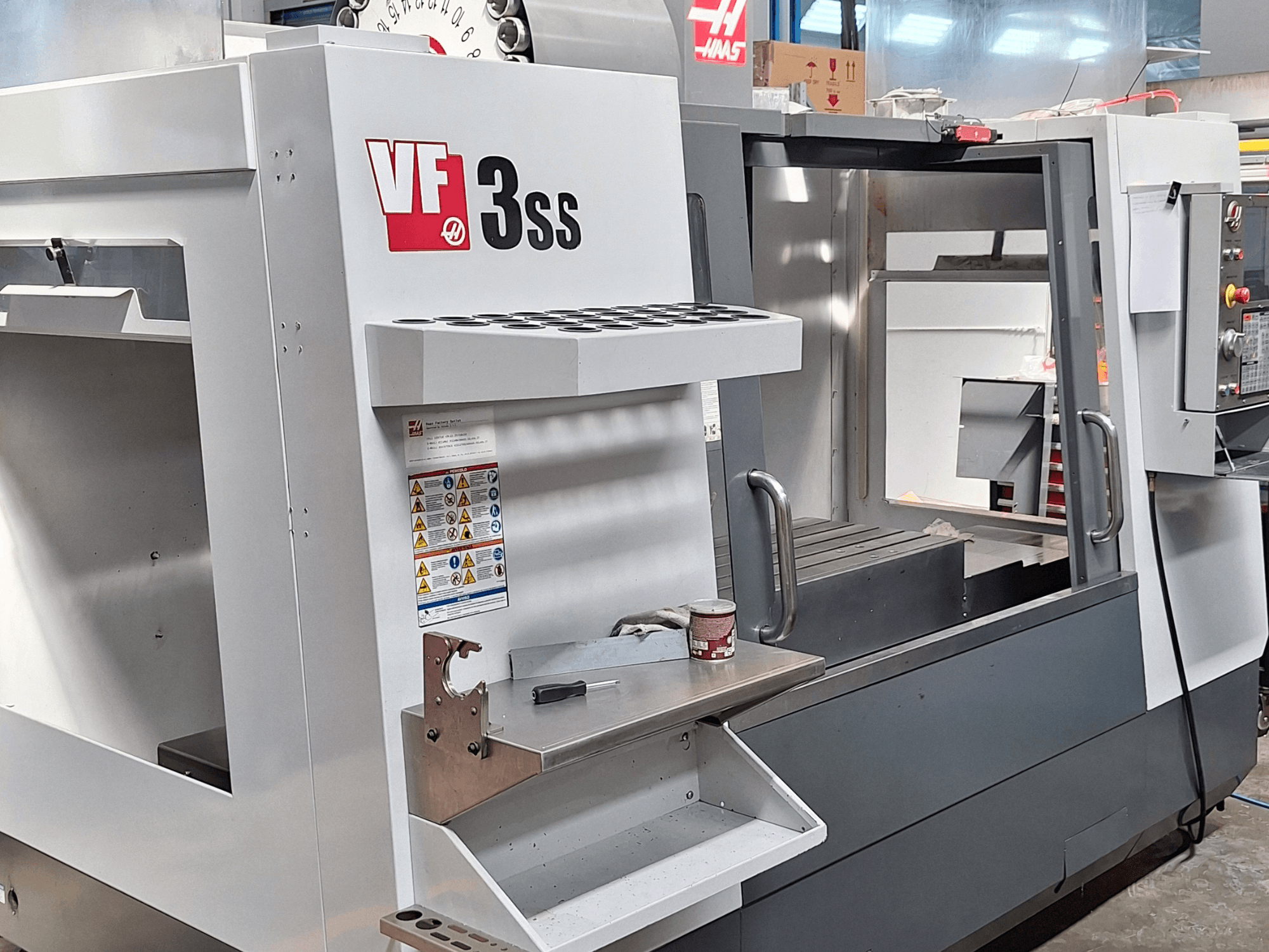Pionowe centrum obróbcze Haas VF-3SS, widok z przodu, panel sterowania, uchwyt narzędziowy i obszar roboczy.